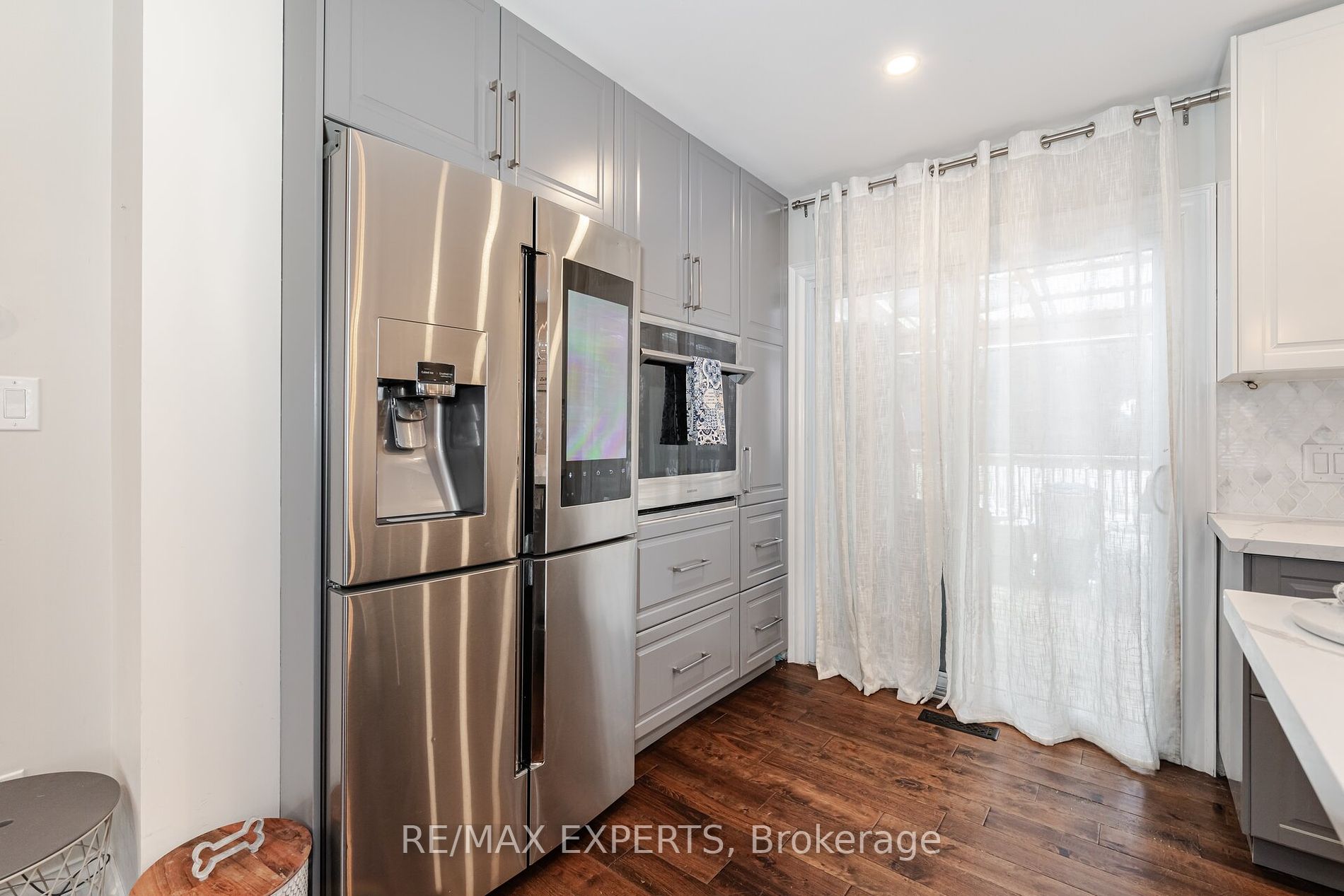 92 Ambleside Dr
