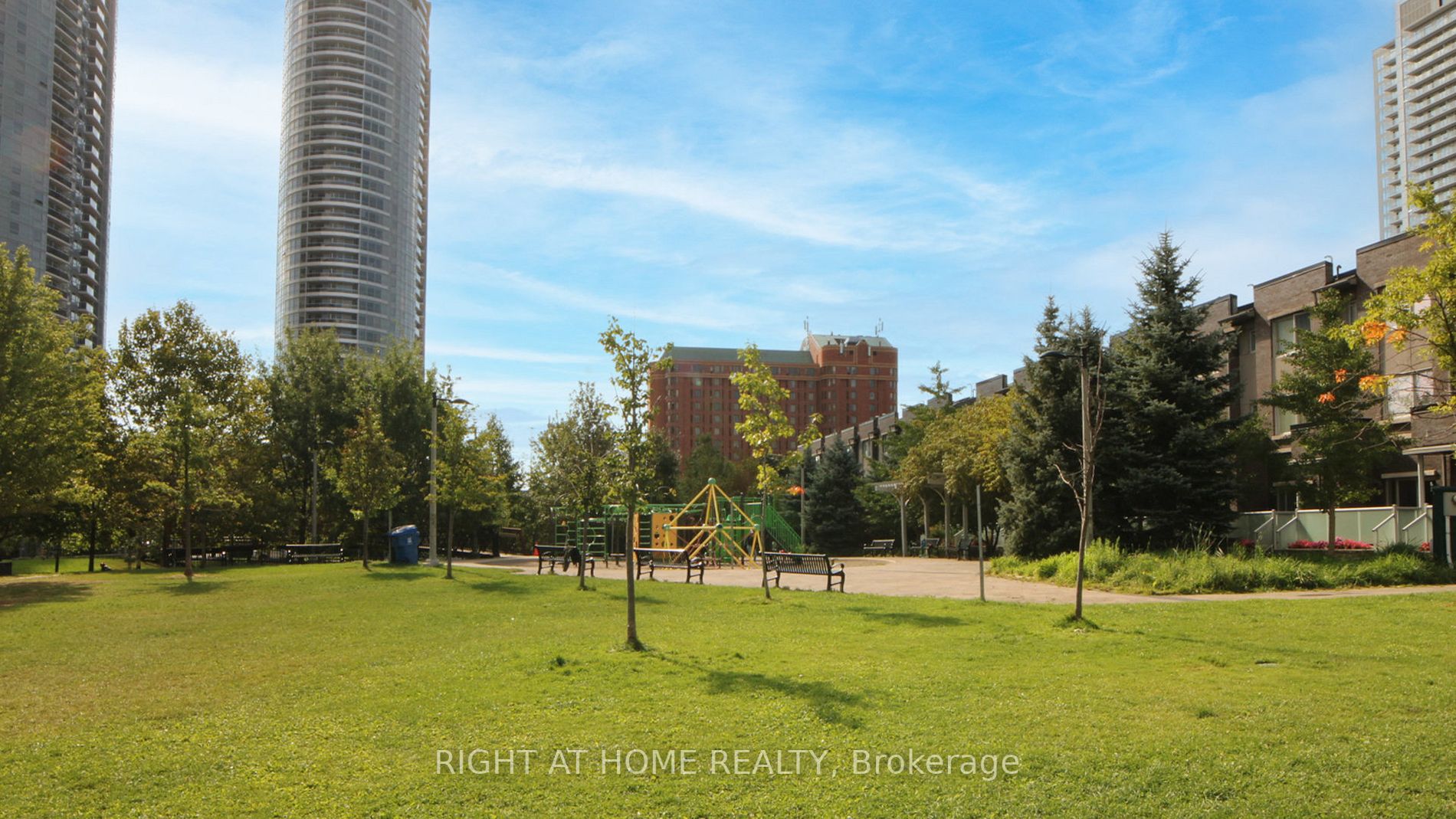 255 Village Green Sq 1210