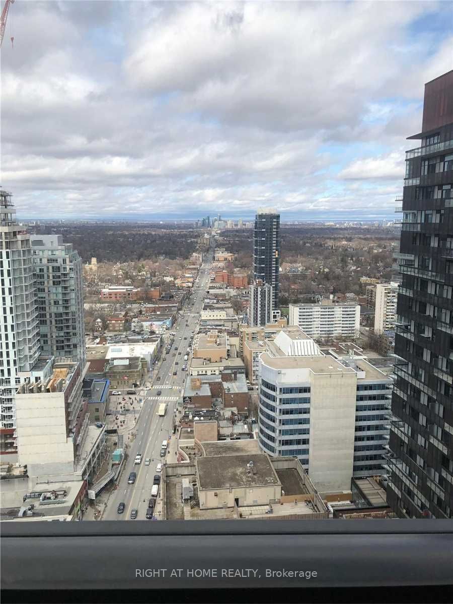 8 E Eglinton Ave 2806