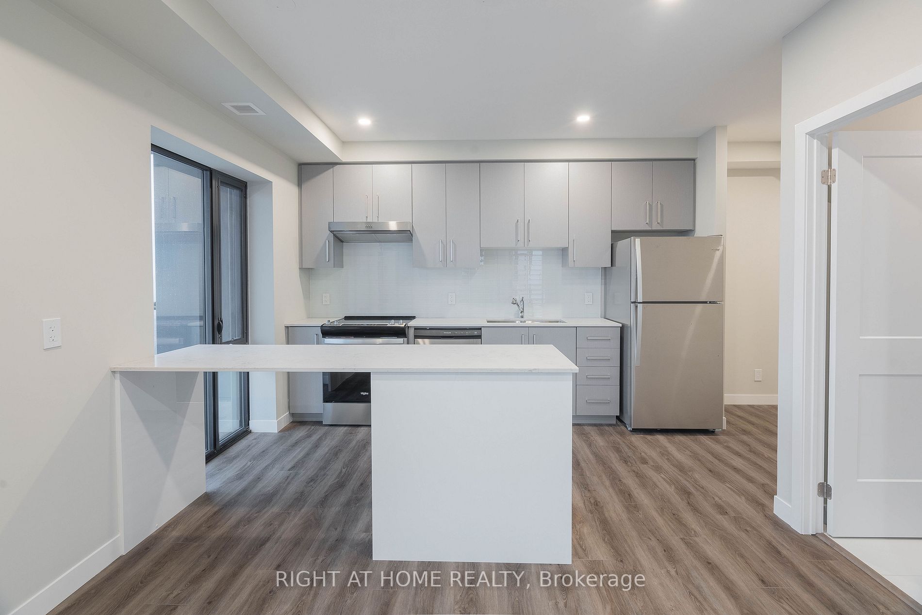 15 S Queen St 2214