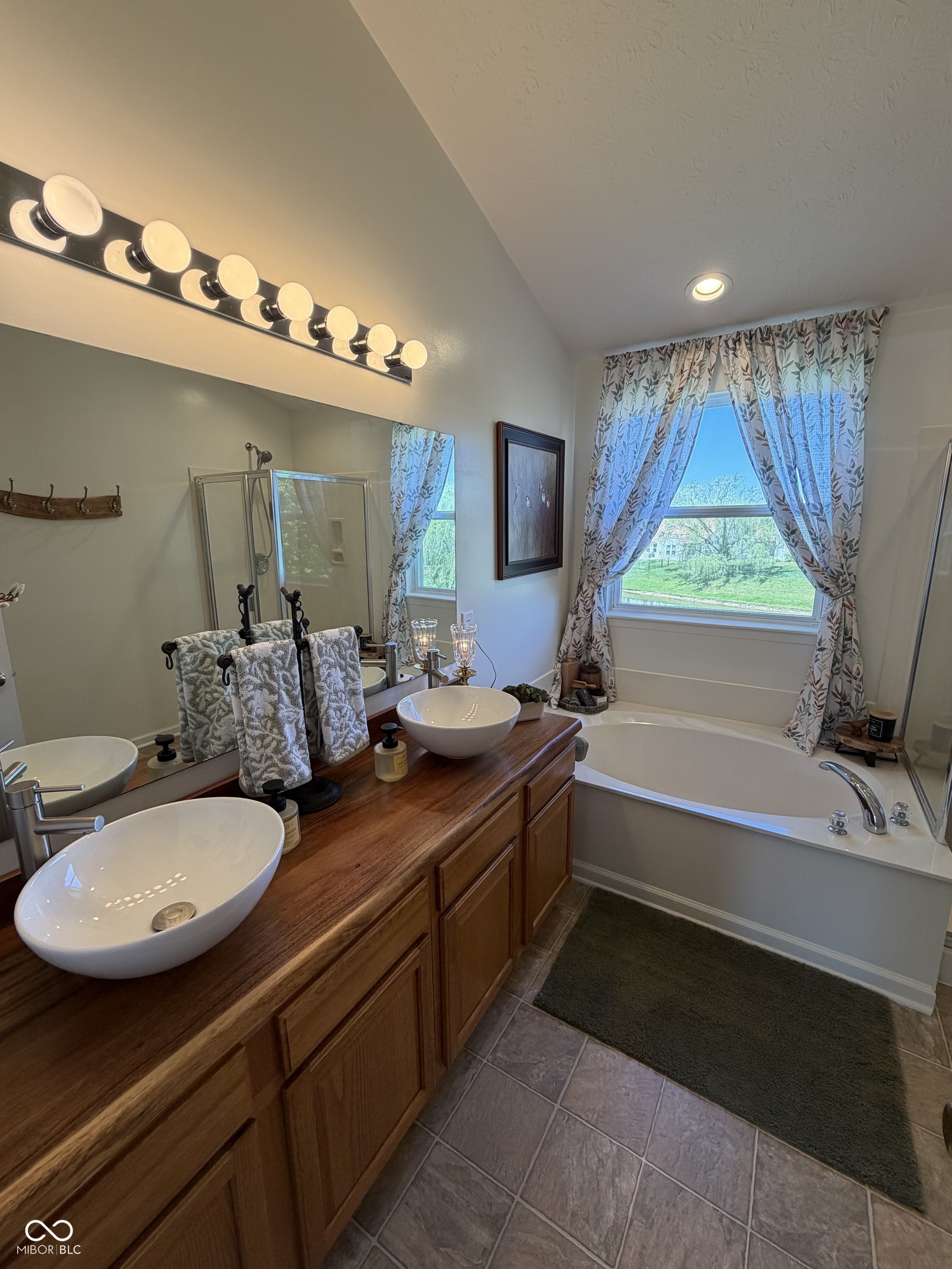 5752 Columbia Circle S