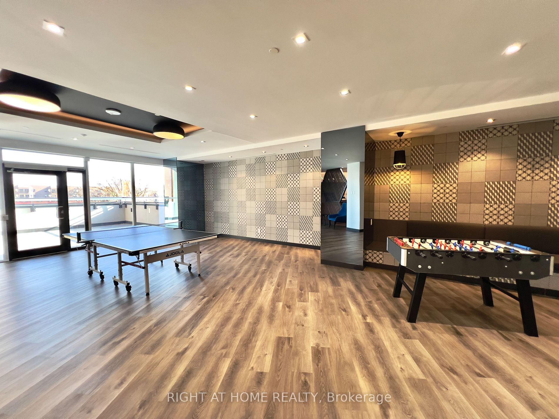 159 E Wellesley St 2404