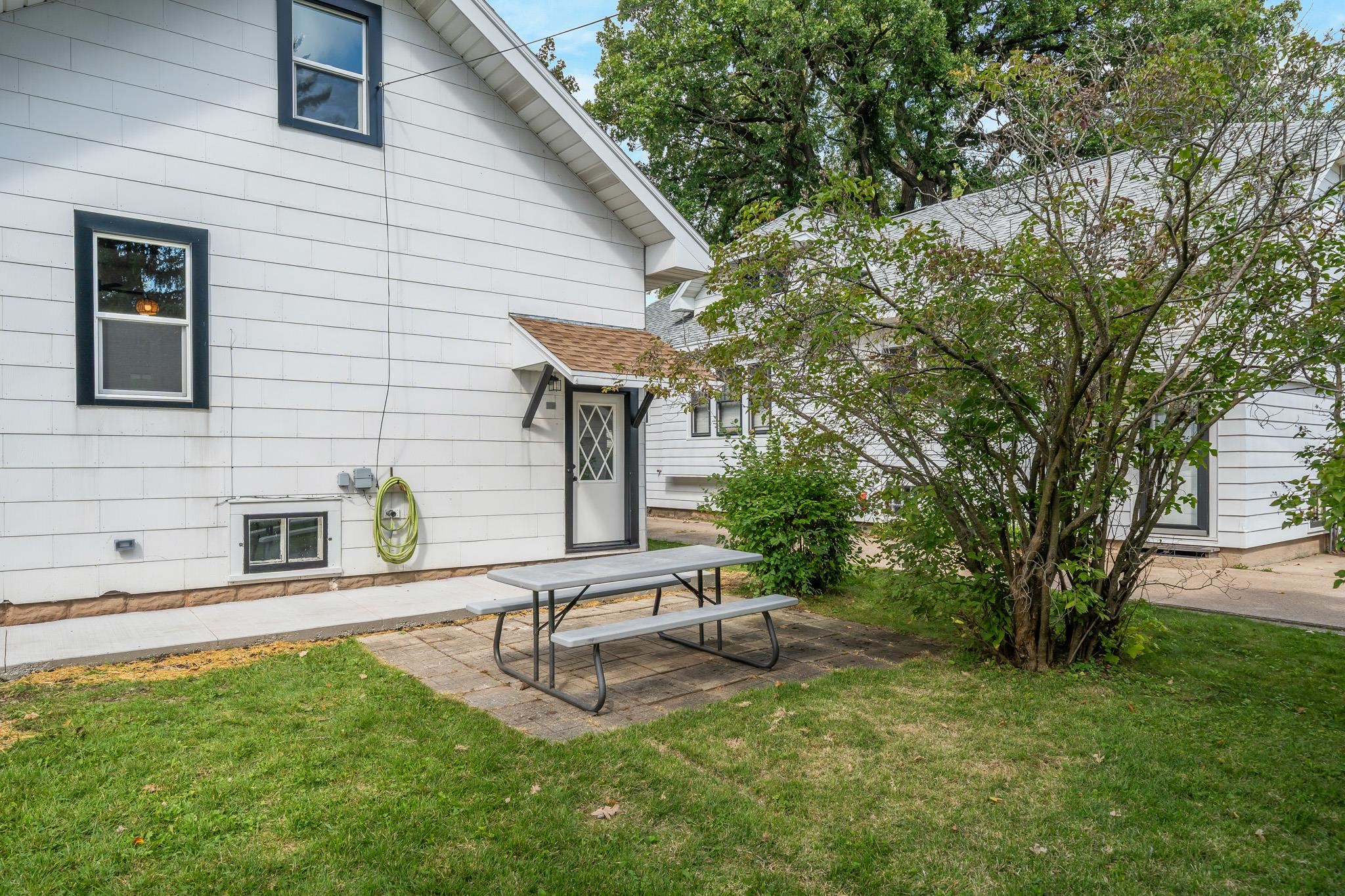 824 Bowen Street