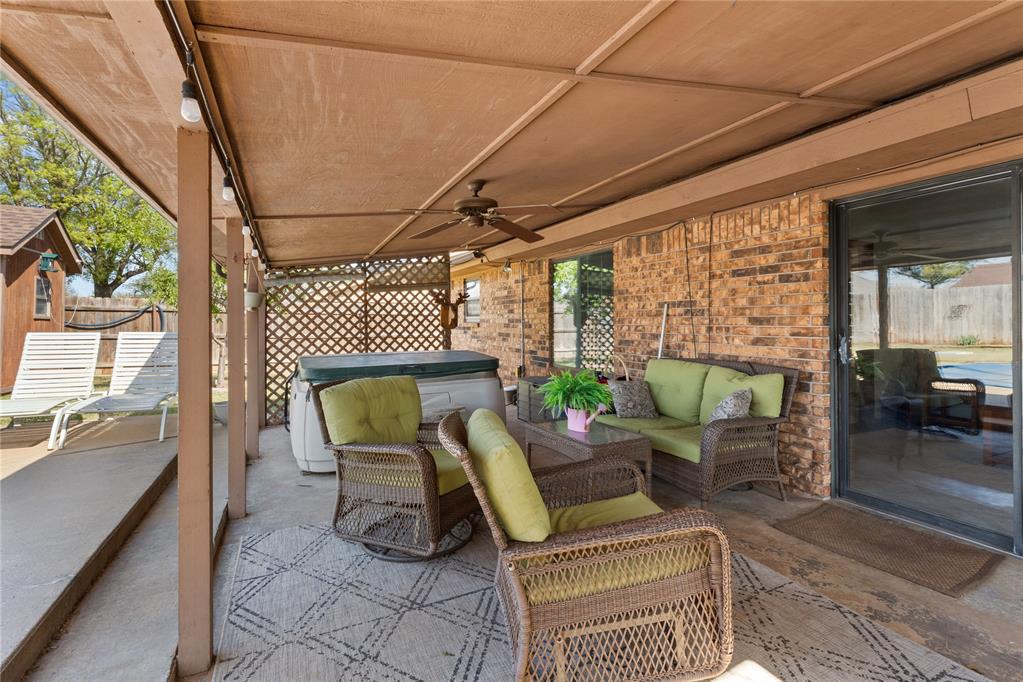1421 E Quail