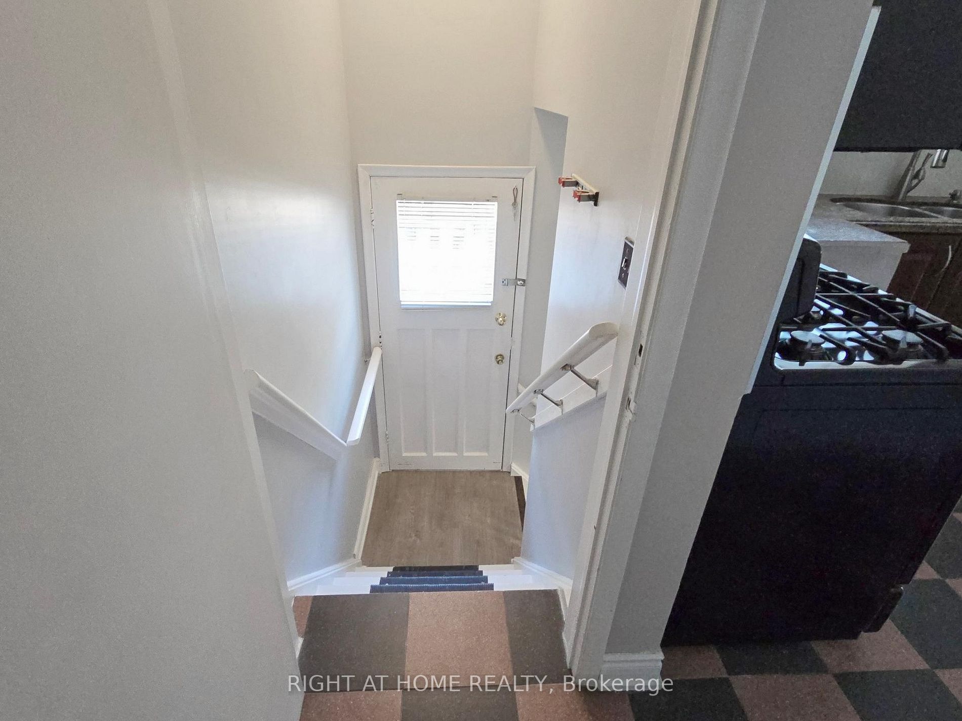 96 Grandview Ave Main Fl