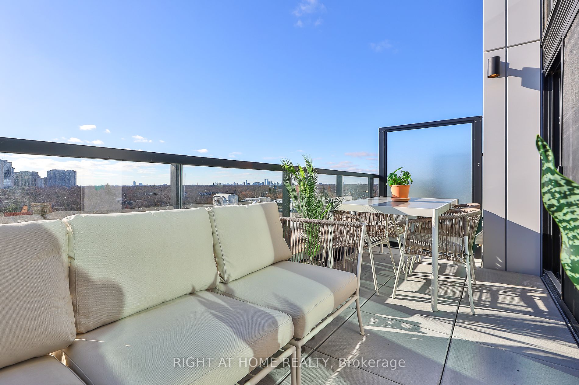 2720 W Dundas St 620