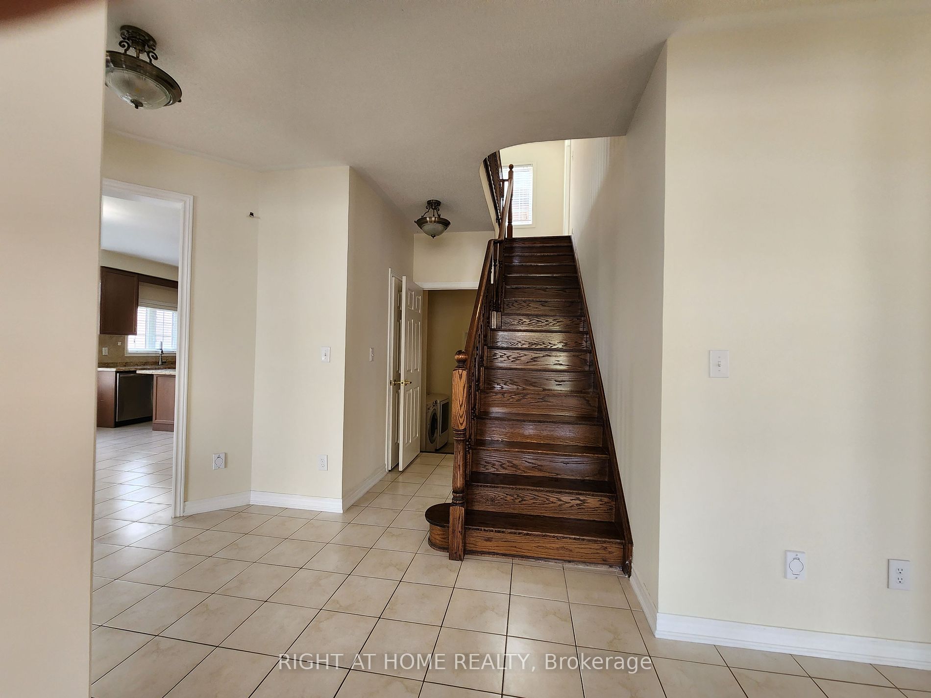 3185 Larry Cres