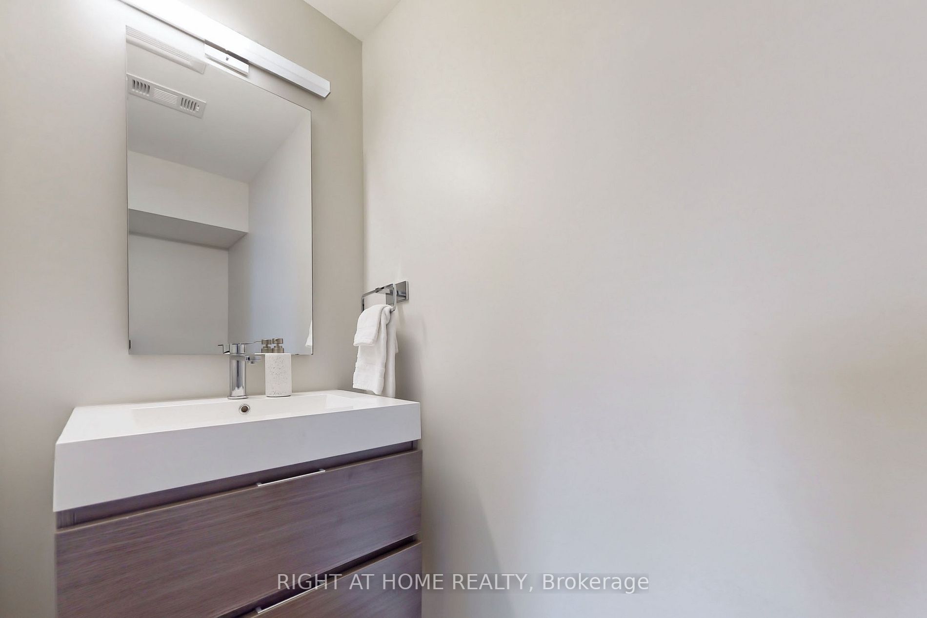 868 Danforth Pl