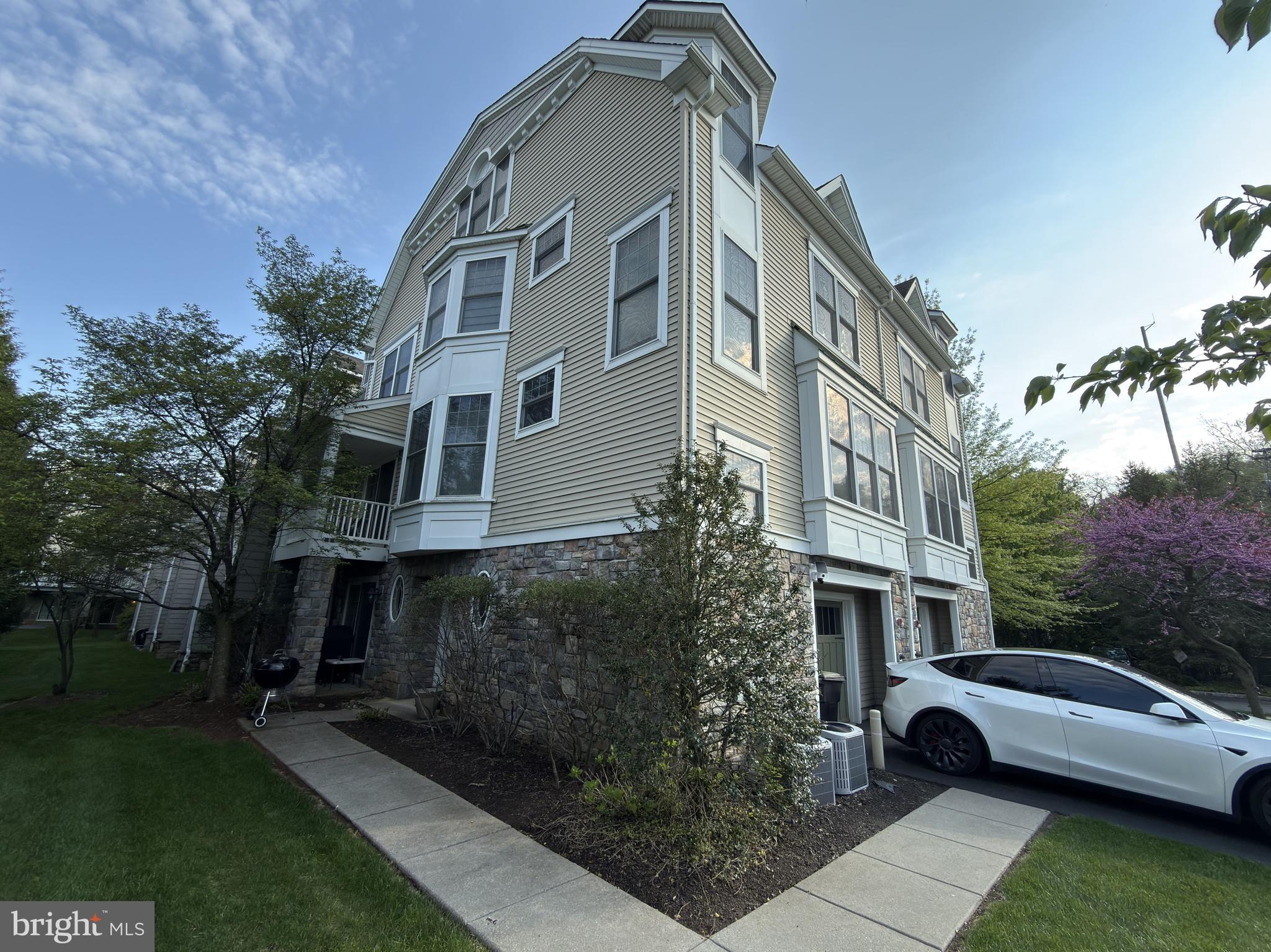211 Holland Avenue