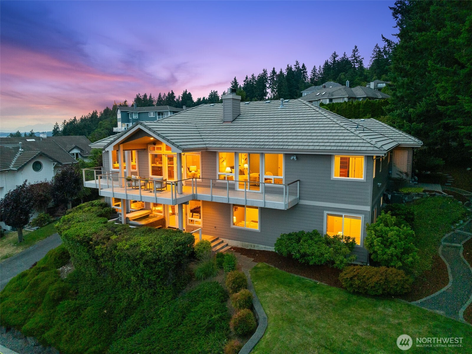 7 33rd Avenue NW