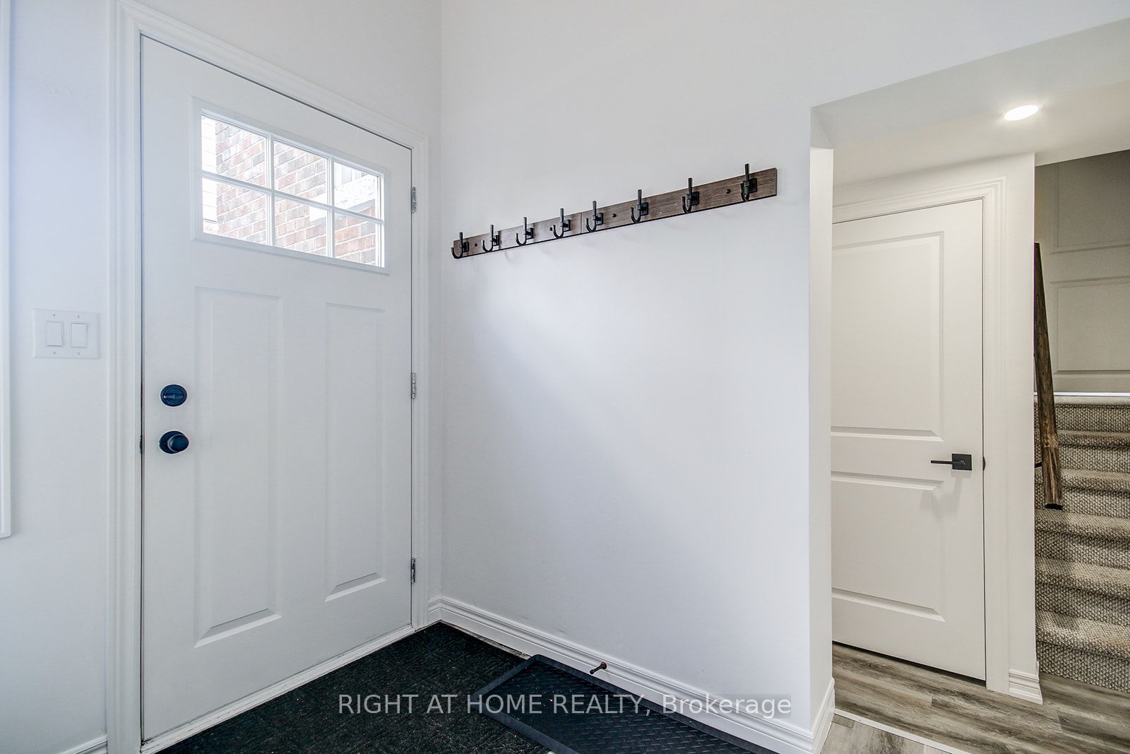 631 E Queensdale Ave Upper