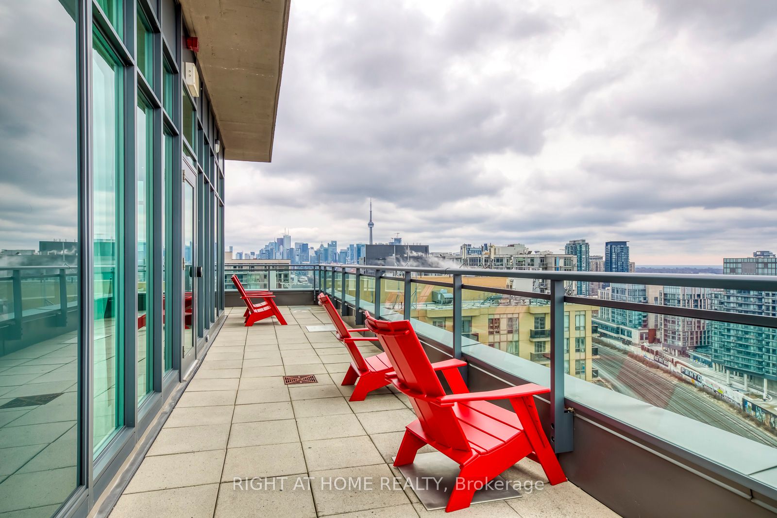 1171 W Queen St 1613