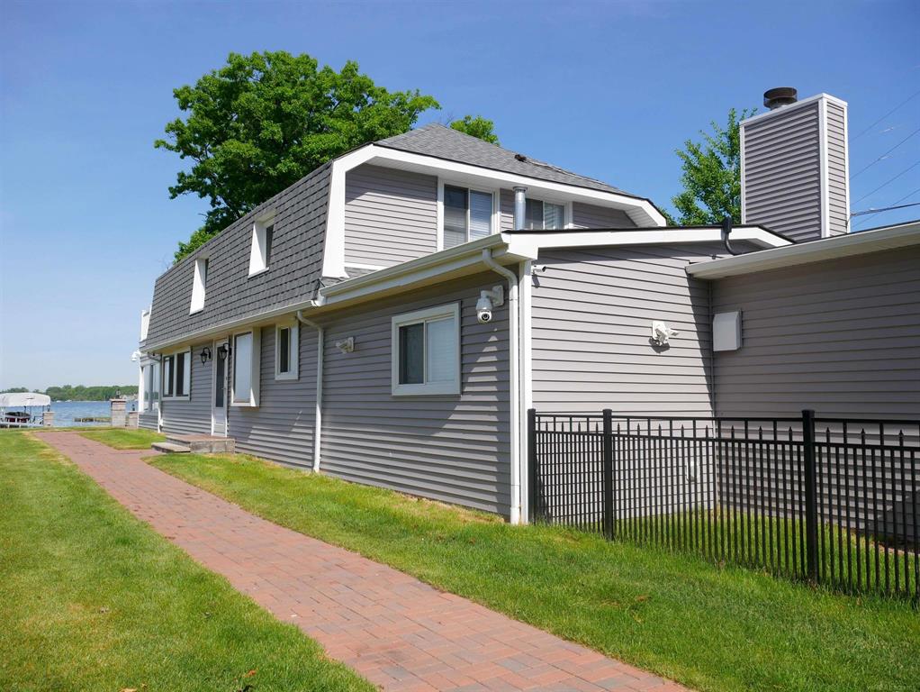 40 Ft of Waterfront on Cass Lake, 2800 Sqft House