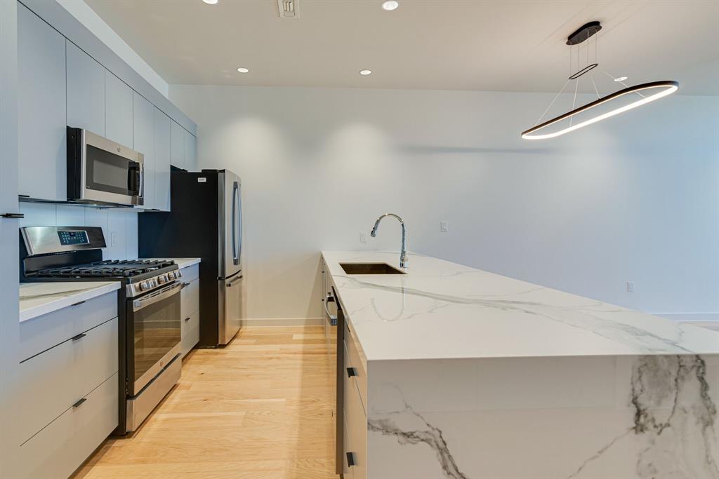 Stunning 3rd-floor condo in a mixed-use building with elevator access. Conveniently located near downtown Fort Worth and the hospital district.

Includes: Washer & Dryer, Refrigerator, and Microwave.

RENT INCLUDES ALL UTILITIES (WATER, ELECTRICITY, GAS, AND INTERNET)
TWICE-WEEKLY VALET TRASH PICKUP
ONE GARAGE PARKING SPACE INCLUDED IN RENT