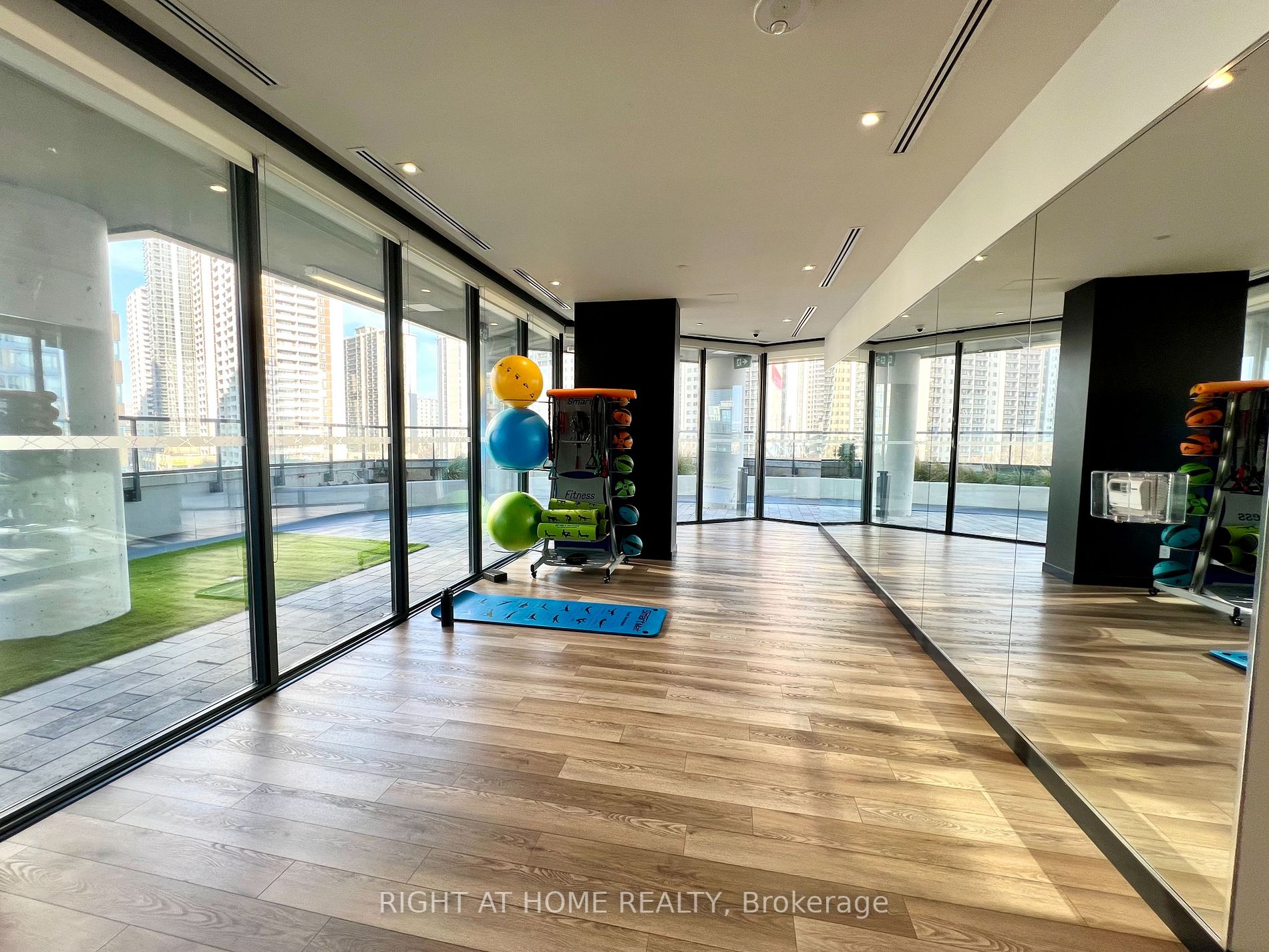 159 E Wellesley St 2404