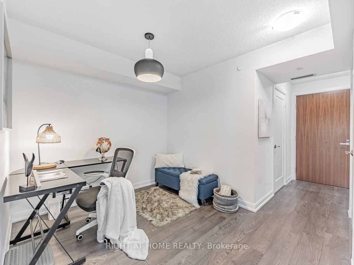 275 Village Green Sq 2716