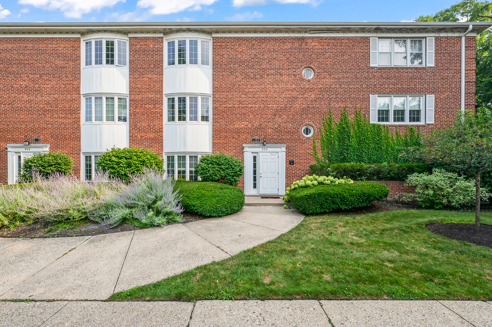 Very large newly renovated  ground floor one bedroom. Sunny with south light. 1050 sq. ft. Upgraded kitchen with quartz countertops and stainless appliances. Newly renovated bath. Entire unit has been upgraded and painted. New lighting, hardware and window treatments. Separate dining room and large living room. Expansive closets and pantry. Extra storage. Garage parking 1 car with room for 2nd car on driveway. Same floor building laundry. Well managed building with low assessments. Move-in ready. Excellent location near downtown shopping and restaurants, elevated "L" and Metra trains are an easy walk. Near Northwestern and 6 blocks from beautiful Lake Michigan parks and beaches. Rare find in Evanston. Go Home Happy! All owner occupied building, no rentals. Cats only.