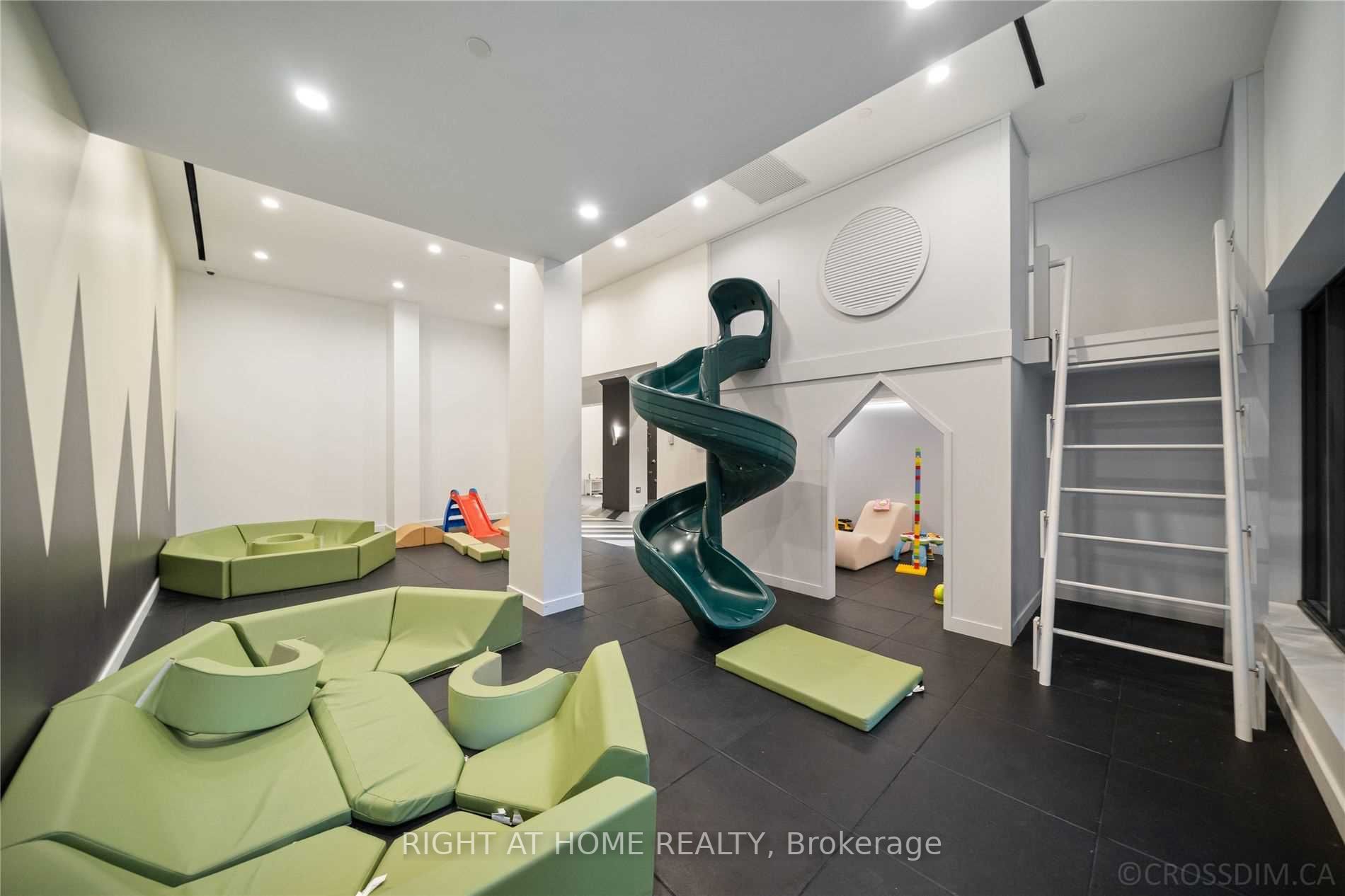 39 Roehampton Ave 314