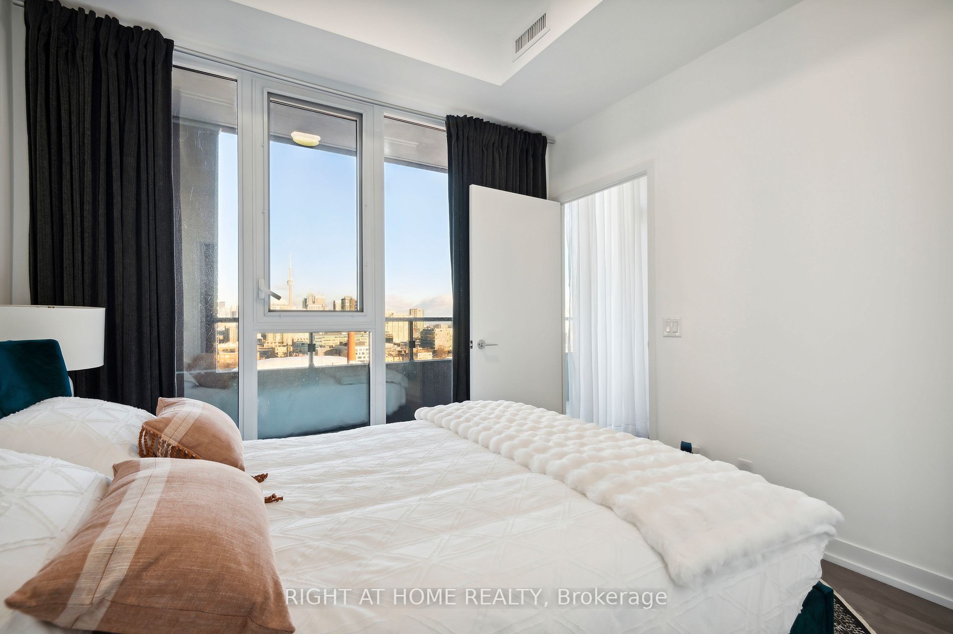 270 Dufferin St LPH17