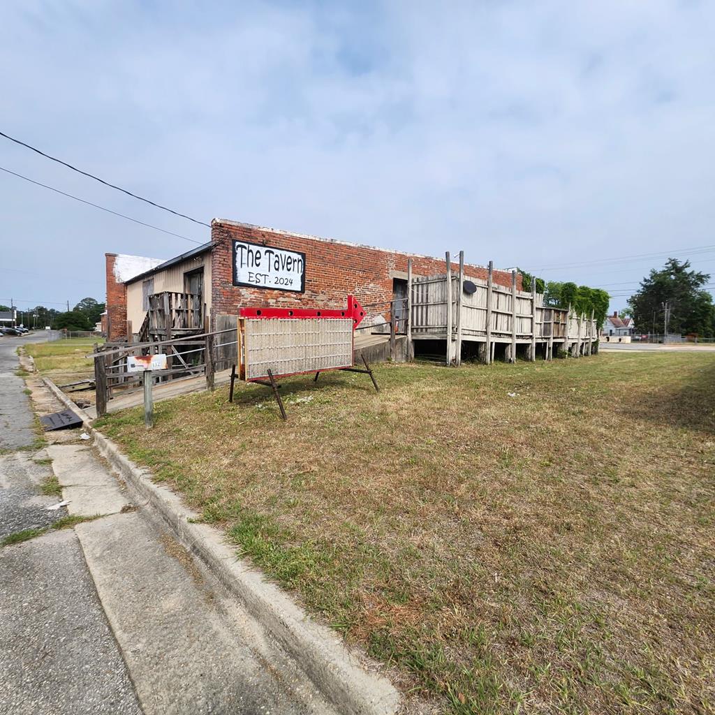 Located in the heart of historic downtown Pelham, Georgia, this iconic establishment offers a turnkey opportunity for an entrepreneur or investor. The Tavern, formerly known as Sylvia's, is more than a bar; it is a local landmark. The sale includes the real estate, furniture, fixtures, and equipment. The interior features a spacious bar top, pool table area, and a stage for live entertainment. Perfect for someone looking to own a piece of Pelham's history while benefiting from a loyal, existing customer base. Call today for a showing!