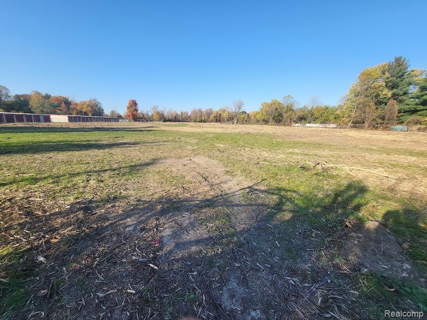 HEAV INDUSTRIAL LAND . ZOON  MT .  10 ACRES . MULTIPLE USE , ALSO  APPROVED FOR TRUCKING .TRUCK TERMINAL OVER 400 TRUCKS AND MUCH MORE. MECHANICAL AND OFFICE DISPATCH. APPROVED DRAWING BUILDING PLAN AVAILABLE.