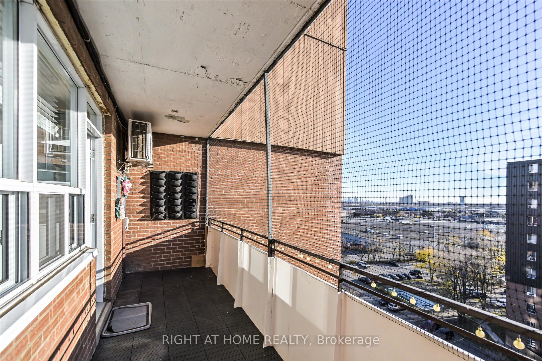 3105 Queen Frederica Dr 905