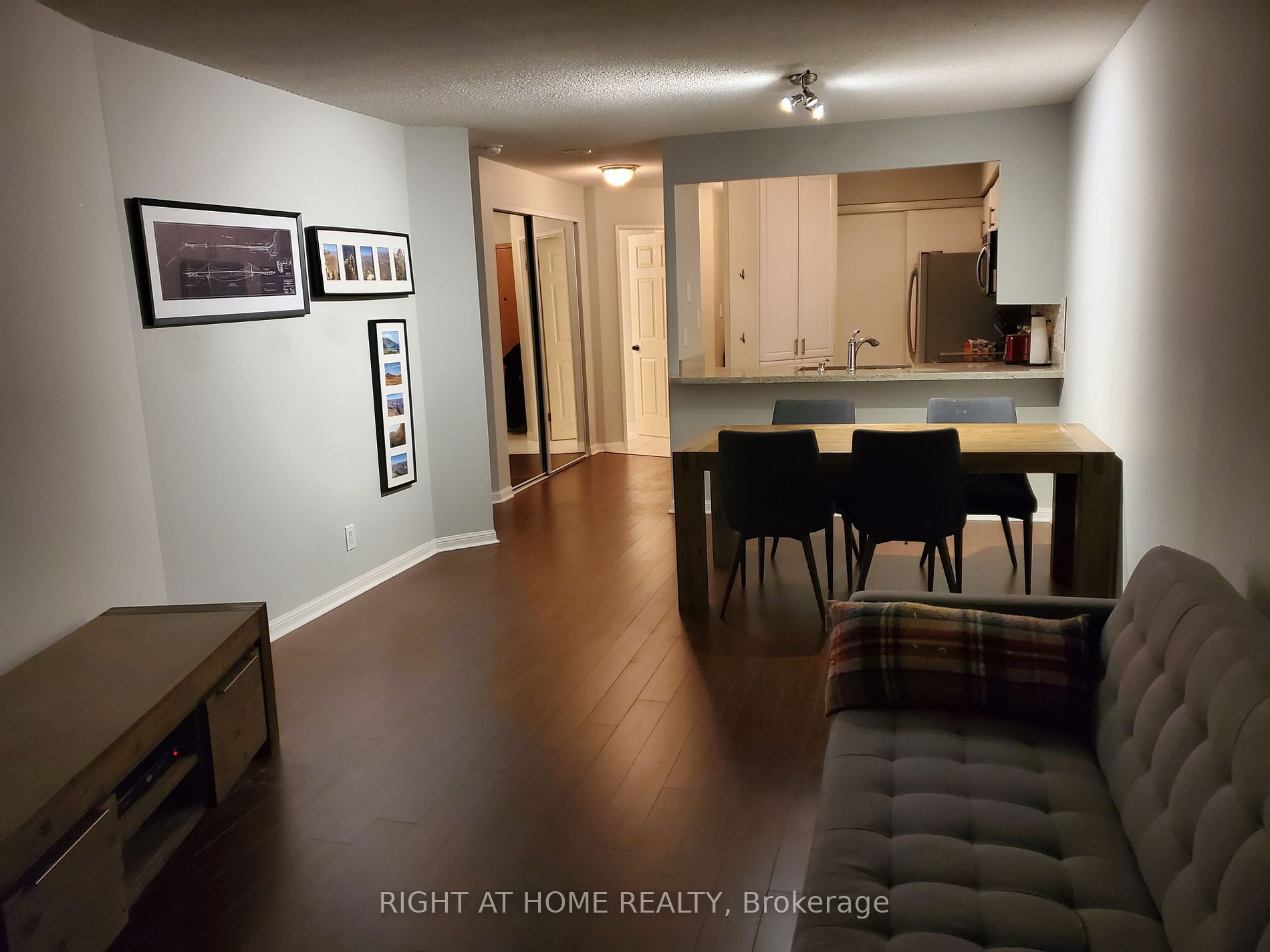 24 W Wellesley St 317