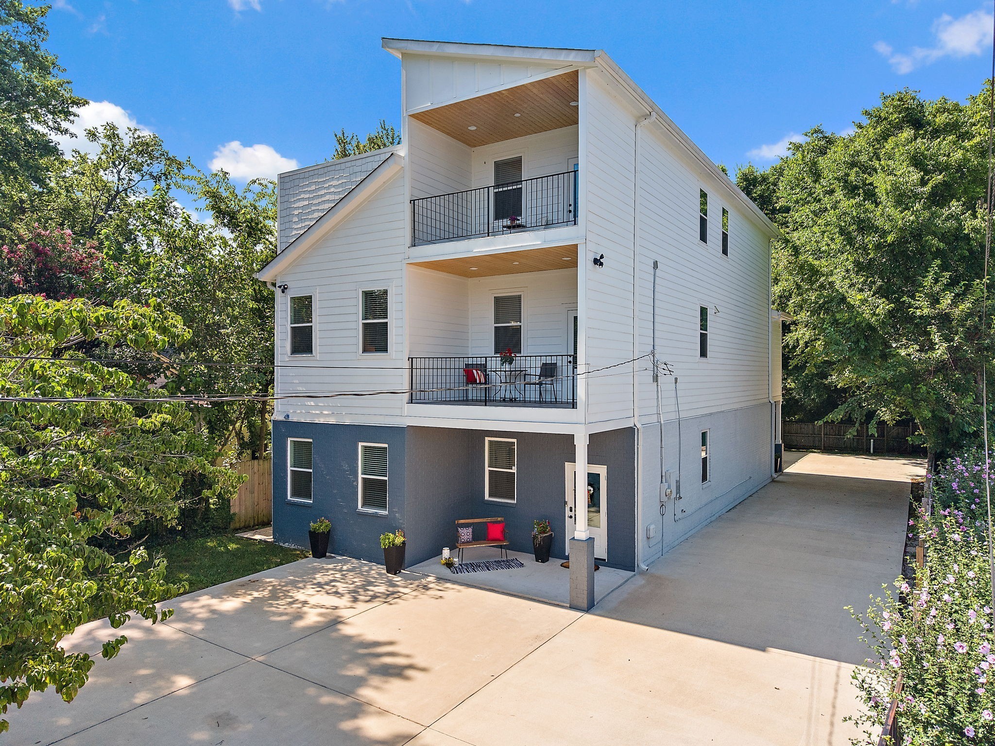 101 Lyle Ln