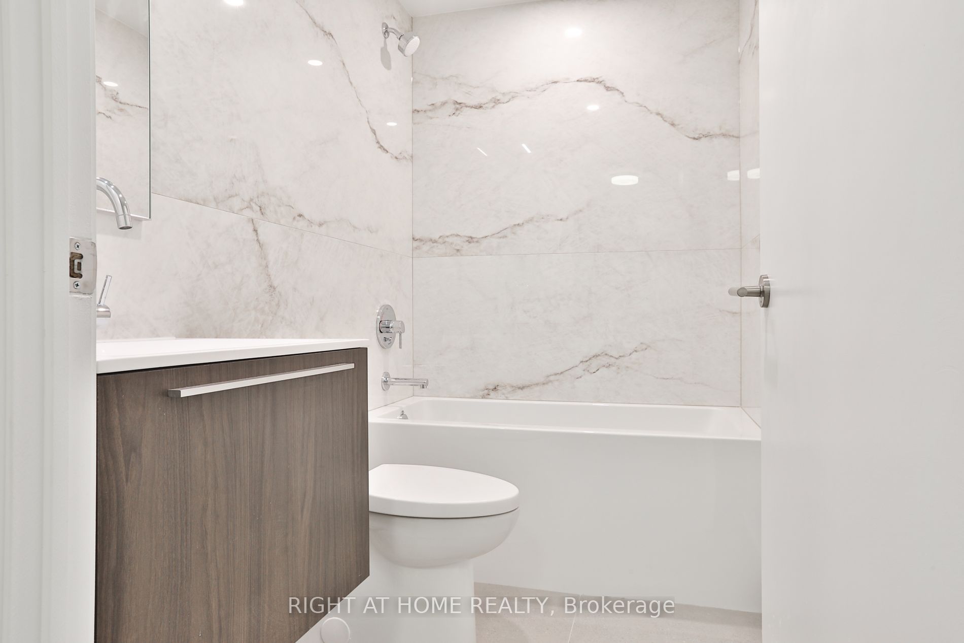 2720 W Dundas St 512