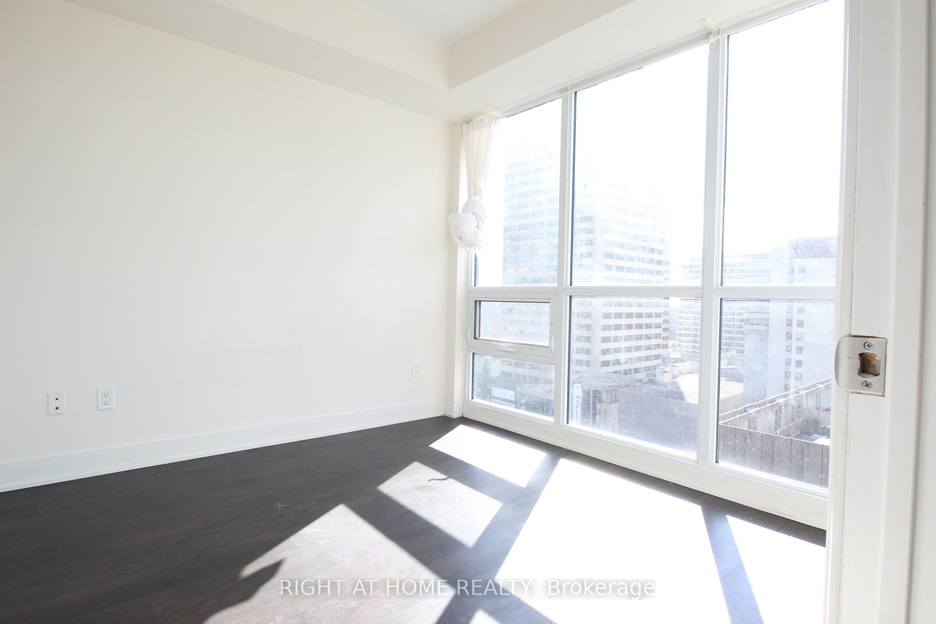 30 Roehampton Ave 1503