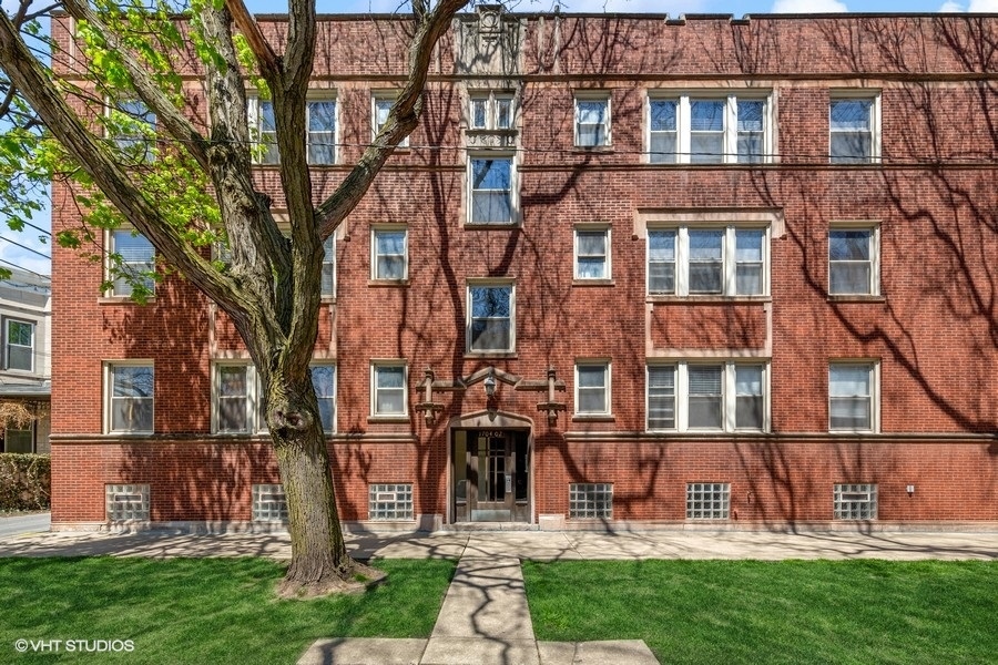 ANDERSONVILLE! Walk to everything from this quiet, tree-lined street just 2 blocks from Clark Street shops & restaurants. This 2 bedroom condo has an open floor plan with a NEWLY insulated ceiling. There is fantastic natural light from south, west & north exposures & beautiful treetop views from every window! The 2nd room is off the living room & makes an excellent 2nd bedroom, office, den or dining room. Beautiful NEW hardwood flooring, central air, granite counters & stainless appliances, in unit W/D as well as a very large private storage space. All this in a well run, pet-friendly building at a fantastic location close to the Redline "EL" & the Ravenswood/Lawrence Metra stop. Street parking is very accomodating and potential rental options nearby. Note that the property taxes do not reflect a homeowner's exemption. No smoking building. Come take a look!