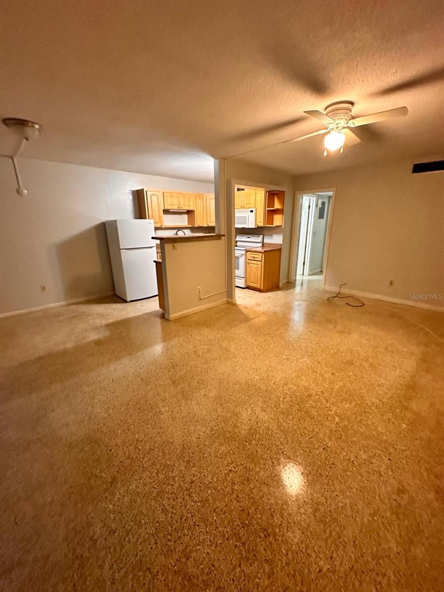 305 E Dakin Avenue 11