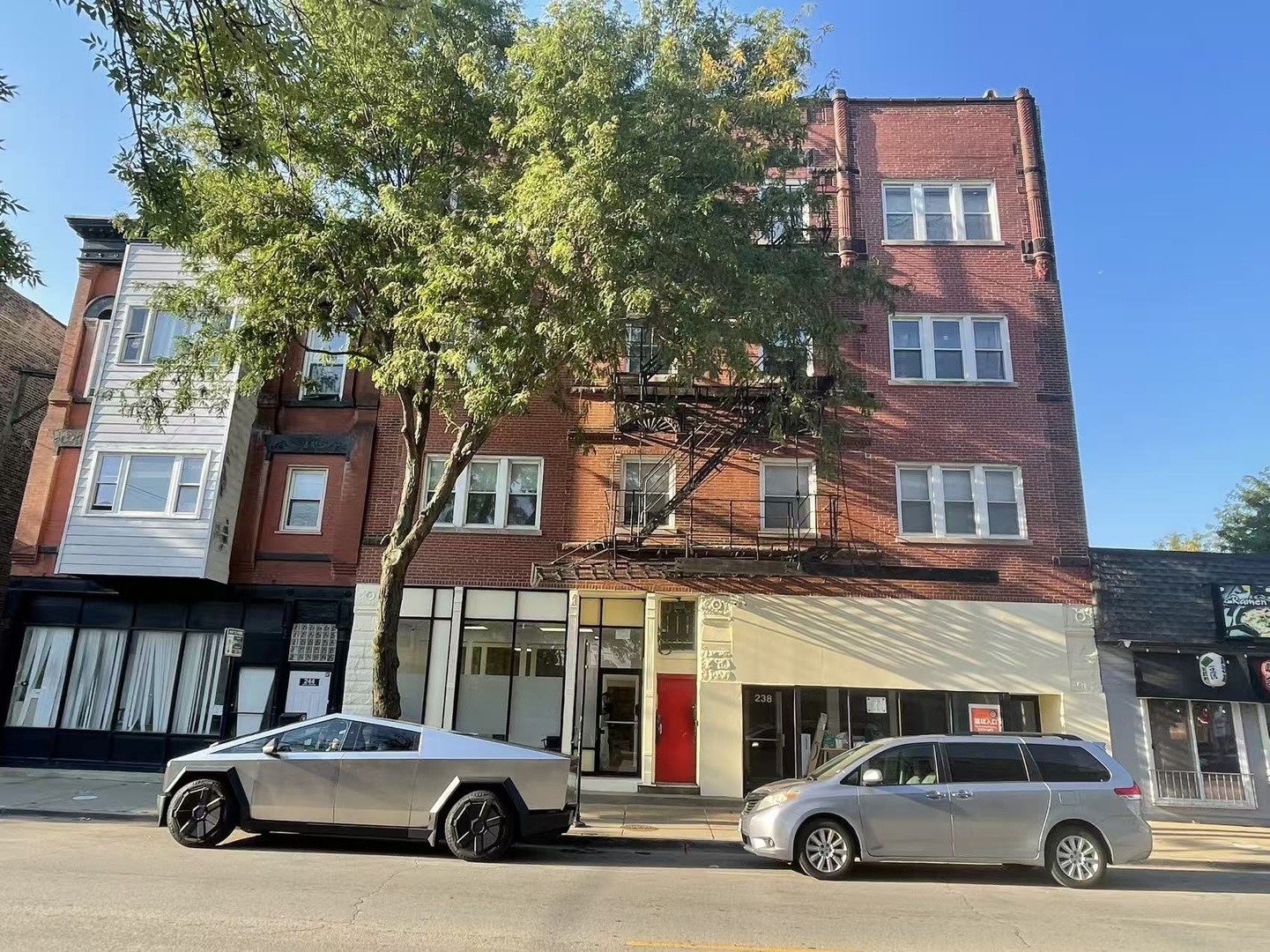 BUILDING AT CONCORN OF 31ST. & WELLS. FACE TO SOUTH &EAST, BRIGHT &SPACIOUS  CONDO ABOUT 1000SFT, 3 BED/1 BATH ,OPEN KITCHEN . EXCELLENT LOCATION,TONS OF RESTURANTS AND SCHOOLS AROUND, MINS. TO CHINATOWN, DOWNTOWN,EASY TO ACCESS TO HIGHWAYI90/94,WALK DISTANCE TO CTA,IIT UNIVERSITY,WHITE SOX FIELD ... GREAT CHANGE TO OWN OR INVESTMENT. NO RENT CAP. CURRENTLY VACANT. EASY TO SHOW!
