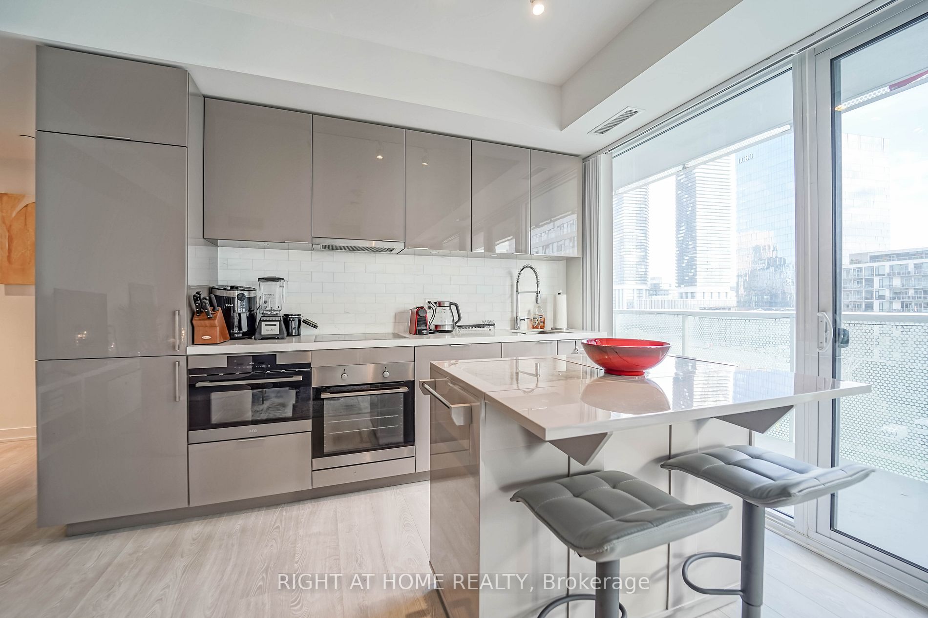 15 E Queens Quay 707