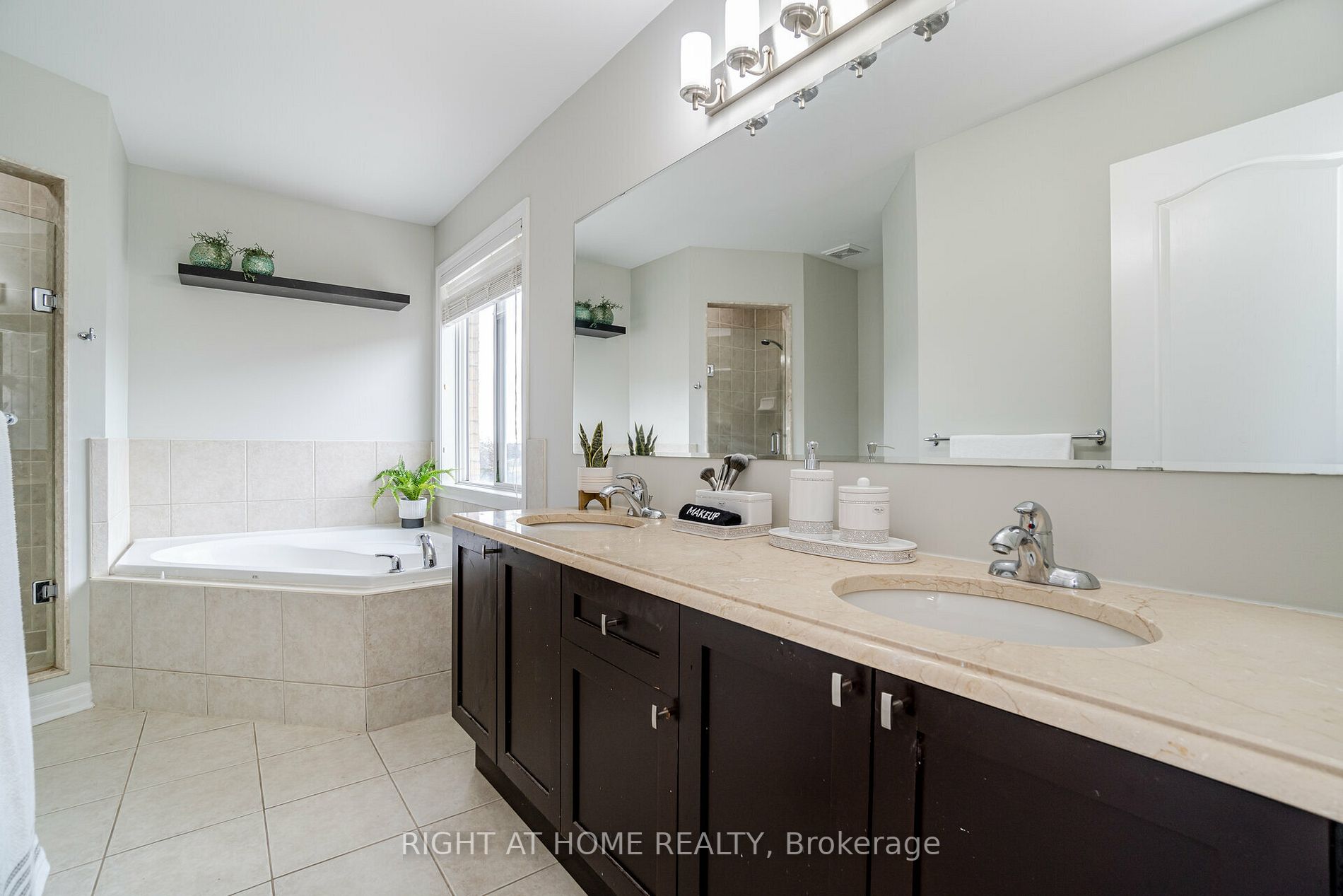 19 Dehaviland Cres