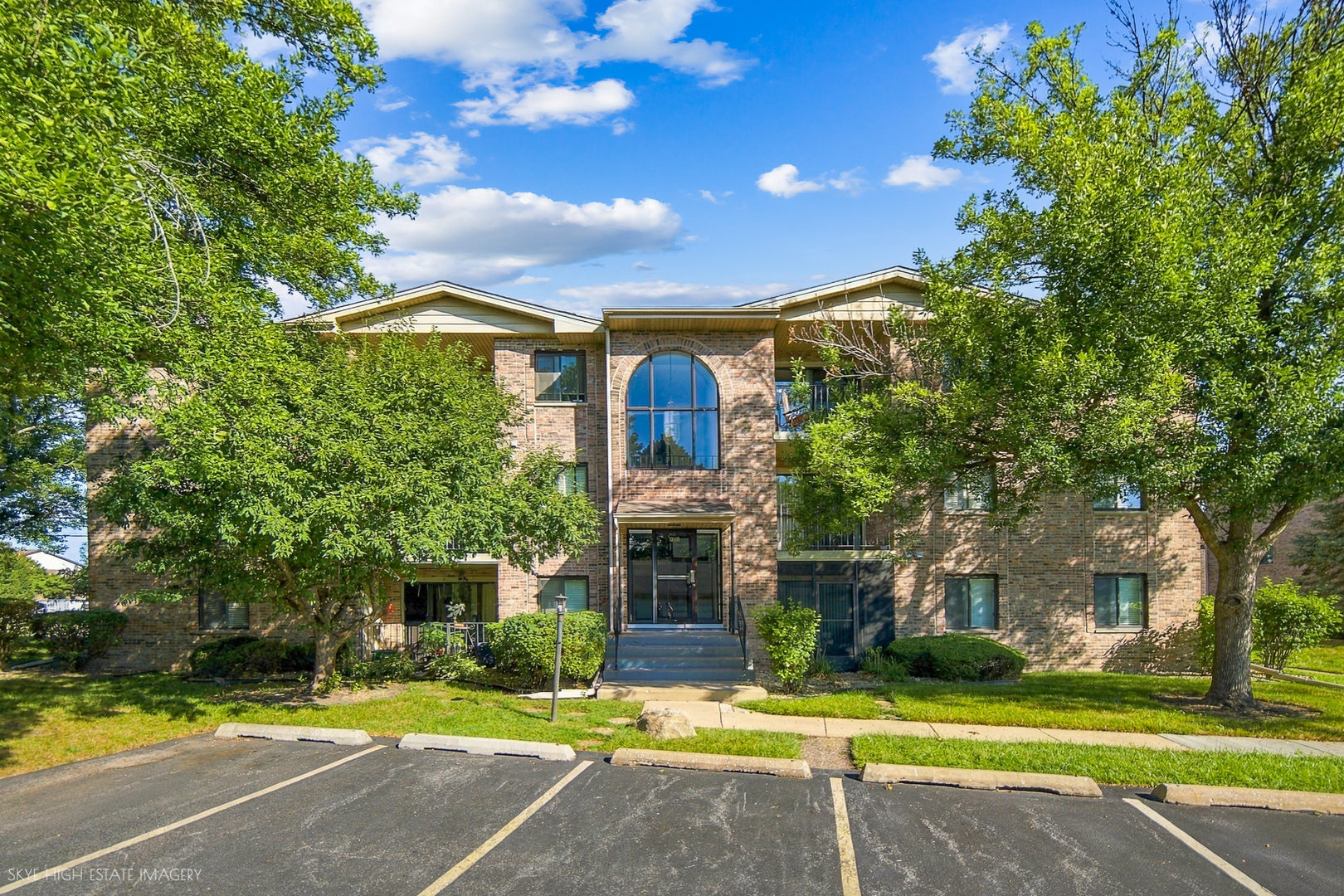 Welcome to this clean, bright, move-in-ready, 3rd-floor, 2-bedroom, 2-bath condo offering comfortable living with plenty of desirable features. Enjoy the ease of in-unit laundry with a washer and dryer. Additional highlights include a spacious front balcony, perfect for enjoying your morning coffee or relaxing outdoors, and a detached garage, and designated parking space, providing excellent parking and storage.Don't miss the opportunity to make this move-in-ready home yours-schedule your private showing today!