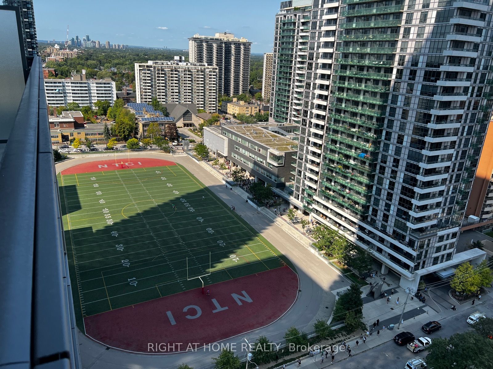 39 Roehampton Ave 1610