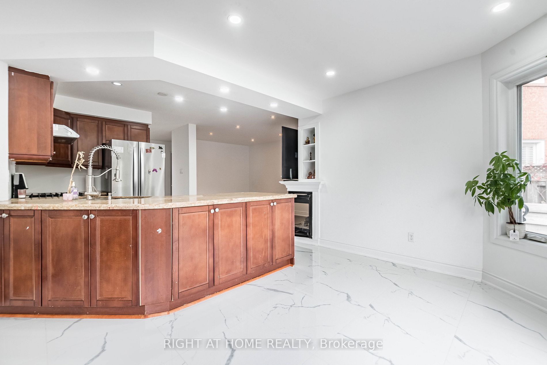 5579 Whitehorn Ave Upper