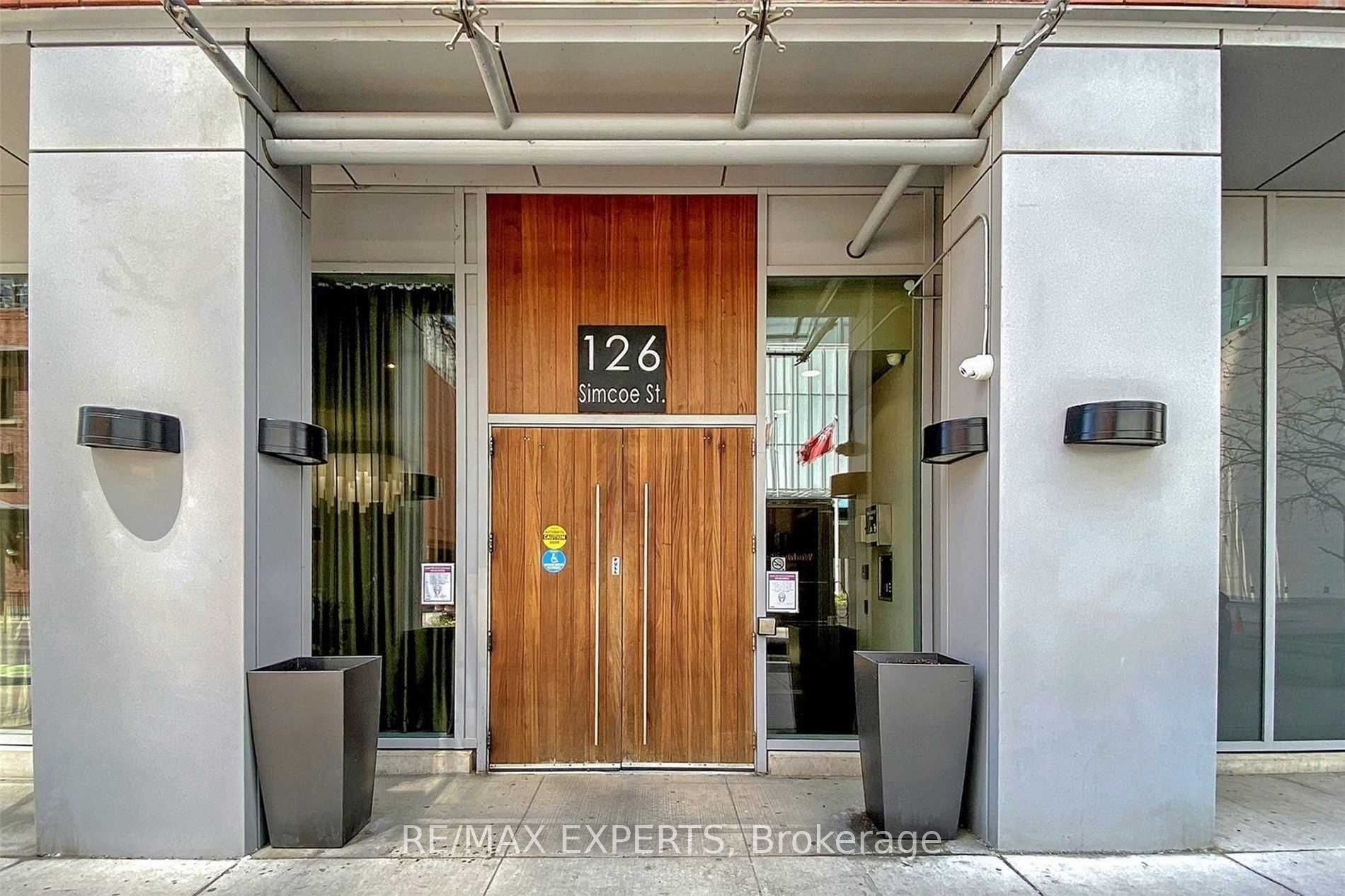 126 Simcoe St 302