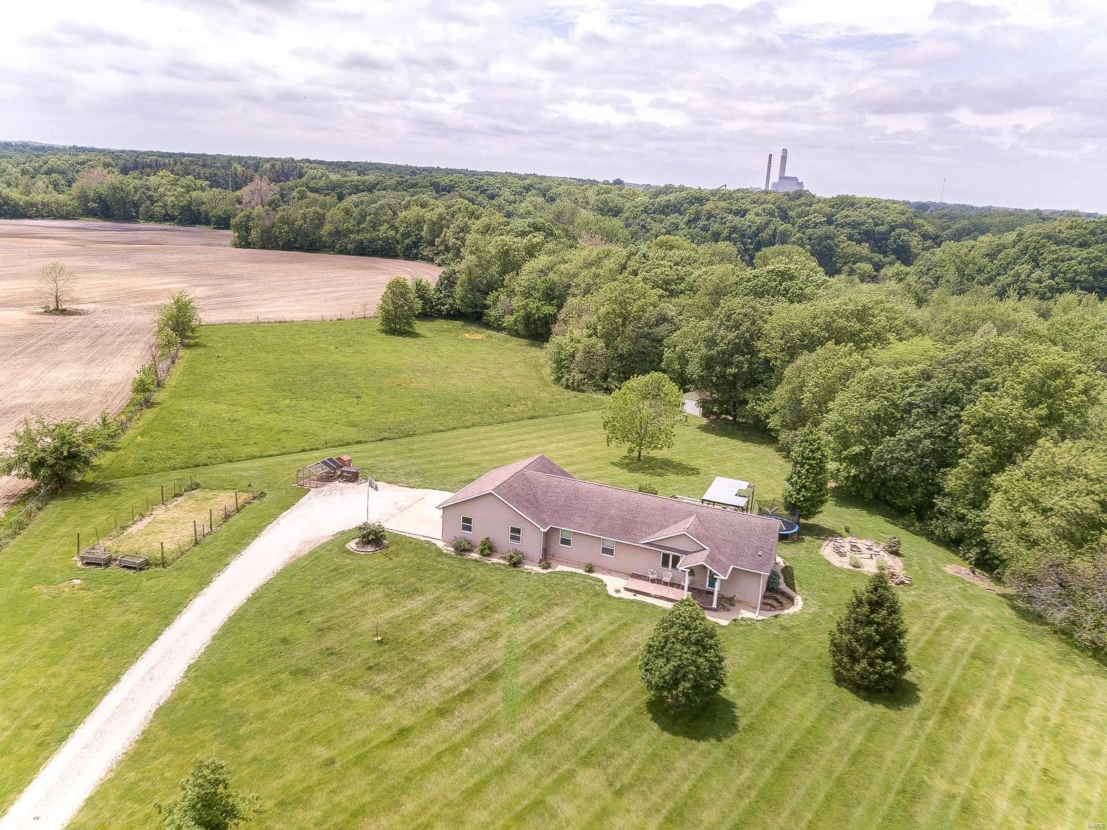 275,000 251 Coyote Lane Coffeen IL 62017 Montgomery County Realty