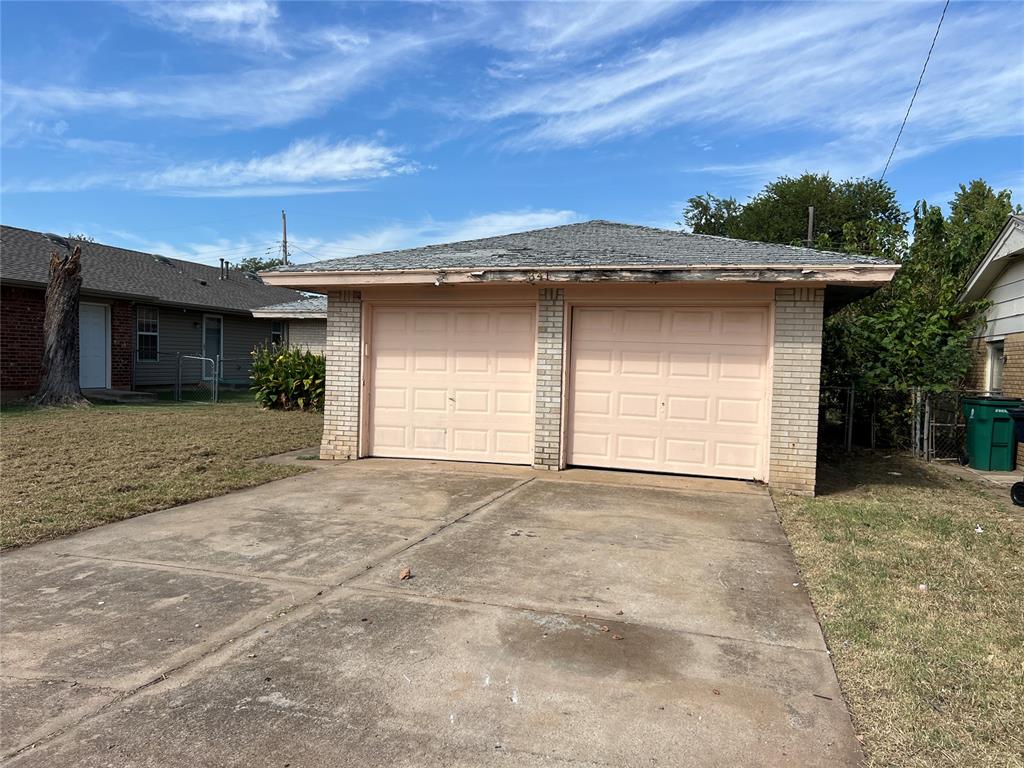 Here is your perfect chance to renovate and create your own dream property! House is being sold AS-IS. This house is a great deal for investors or DIY homeowner. Come see it today, it won't last long!