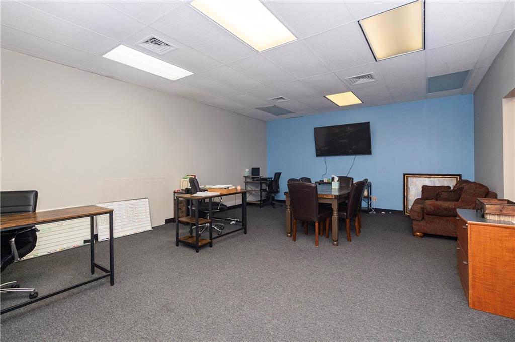 8320 N Oak Trafficway