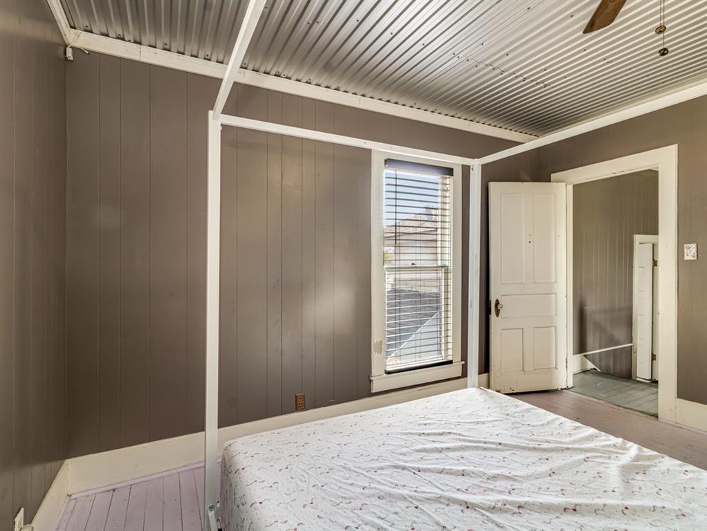 112 W Hackberry Street