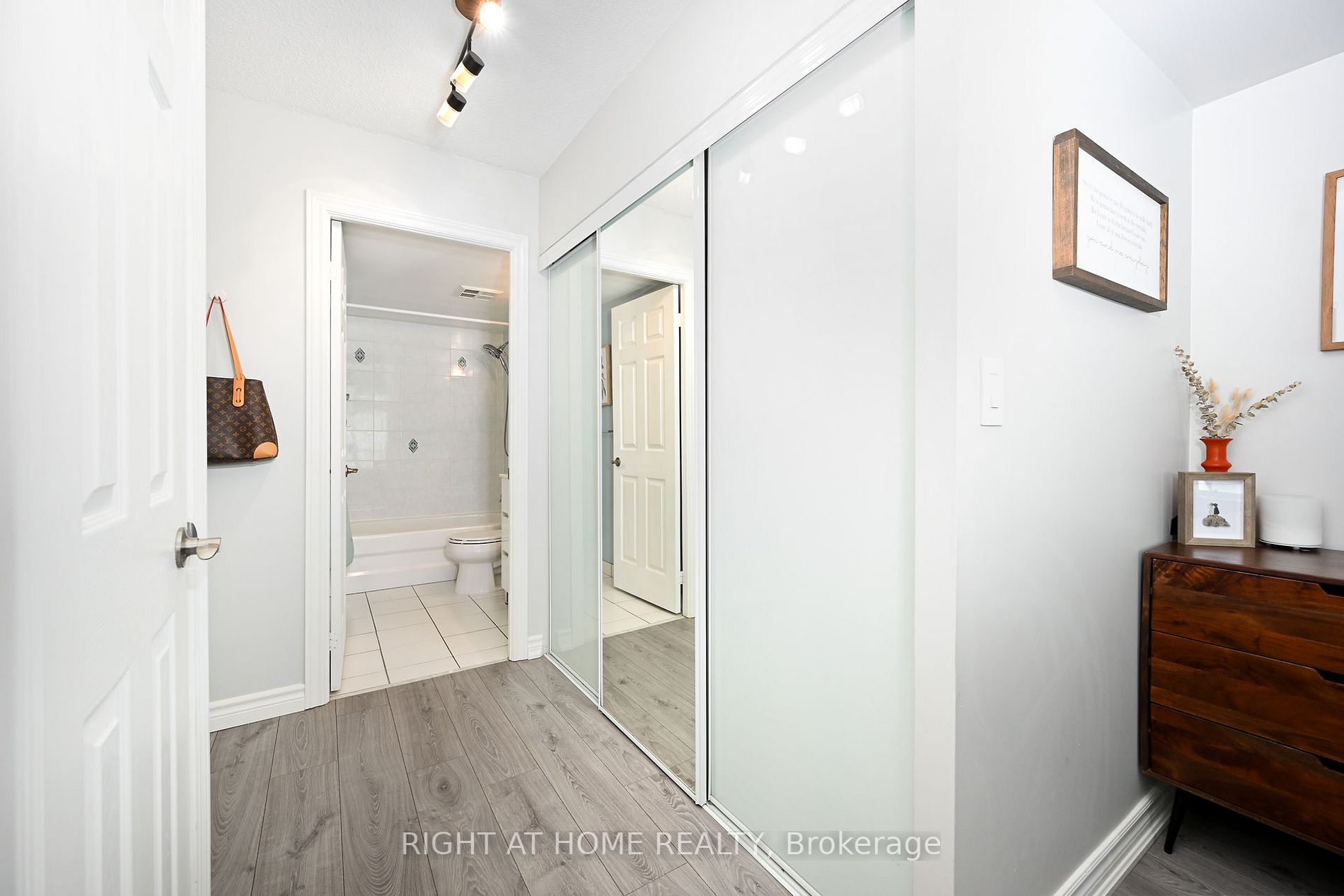 190 Manitoba St 805