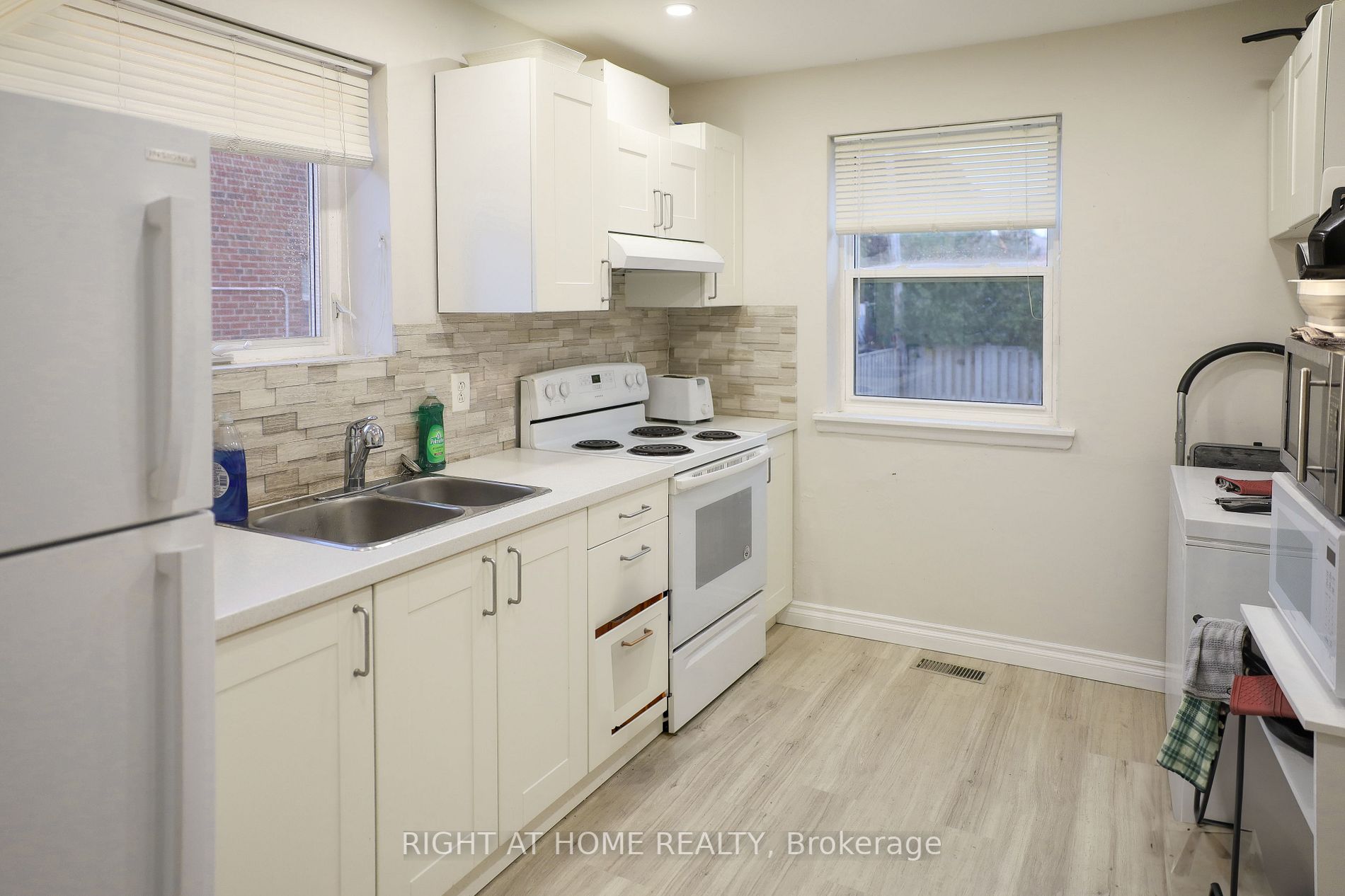 572 Crerar Ave