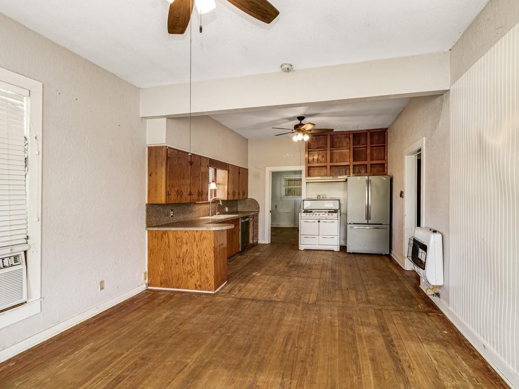 112 W Hackberry Street