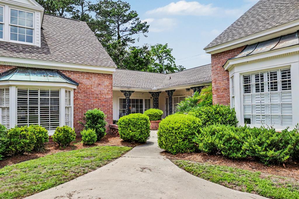 Rare opportunity to own in Colonial Village, an intimate enclave of just 16 residences ideally situated in the heart of Thomasville. Enjoy the convenience of being just a short stroll from John D. Archbold Memorial Hospital, medical offices, Paradise Park, and the charming brick-lined streets of historic downtown Thomasville, where boutique shopping, dining, and local events await. This thoughtfully updated single-story townhome offers comfortable, low-maintenance living with elegant finishes throughout. Recent improvements include beautiful wood flooring and a fully renovated kitchen featuring solid-surface countertops, tile backsplash, matching appliances, and a separate ice maker. A spacious laundry room adds both functionality and convenience. Additional features include a walk- in tub, a stand-up shower, abundant closet and storage space, a private patio, and a double carport. Combining a prime location with exceptional livability, this residence presents an outstanding opportunity to enjoy one of Thomasville's most desirable in-town settings all on a single level!