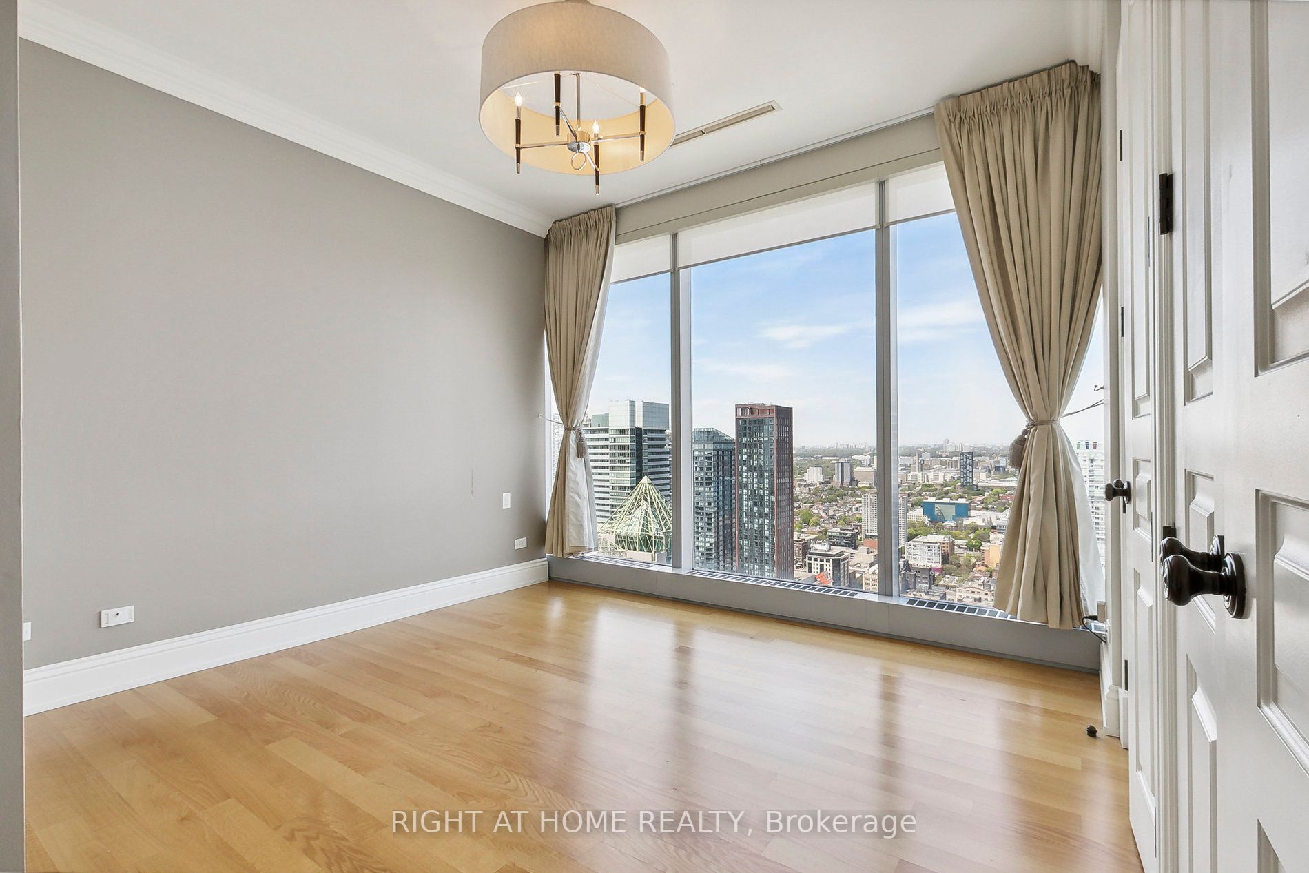 183 W Wellington St 3902