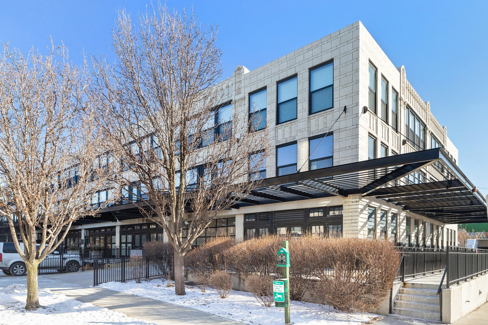 University Commons, formerly Chicago's South Water Market, is a historical landmark made up of former produce/flower warehouses, originally built in 1920. This urban north-facing 2 bedroom 2 bathroom features 12-foot ceilings, full enclosed master suite with walk-in closet and ensuite full bathroom, 2 bedroom lofted perfect for home office or guests, oak hardwood floors in main living areas, gas fireplace, in-unit laundry (2022), dishwasher (2022), stainless appliances with granite counters and breakfast bar. Private wrought-iron balcony for grillin' and chillin'. HOA includes internet, Direct TV, several fitness rooms, roof top decks, community party rooms with skyline views, outdoor swimming pool and 26-seat screening/streaming theater. Close to transportation: Rush/UIC Med District, Loop, Pilsen, 90/94 and I290 Expressways. Shopping at Whole Foods, Jewel, Home Depot and the Roosevelt Collection mall. Just 10 blocks to West Loop/Fulton Market. HEATED GARAGE PARKING  AND STORAGE INCLUDED IN PRICE LOCATED 2 FLOORS DIRECTLY BELOW UNIT