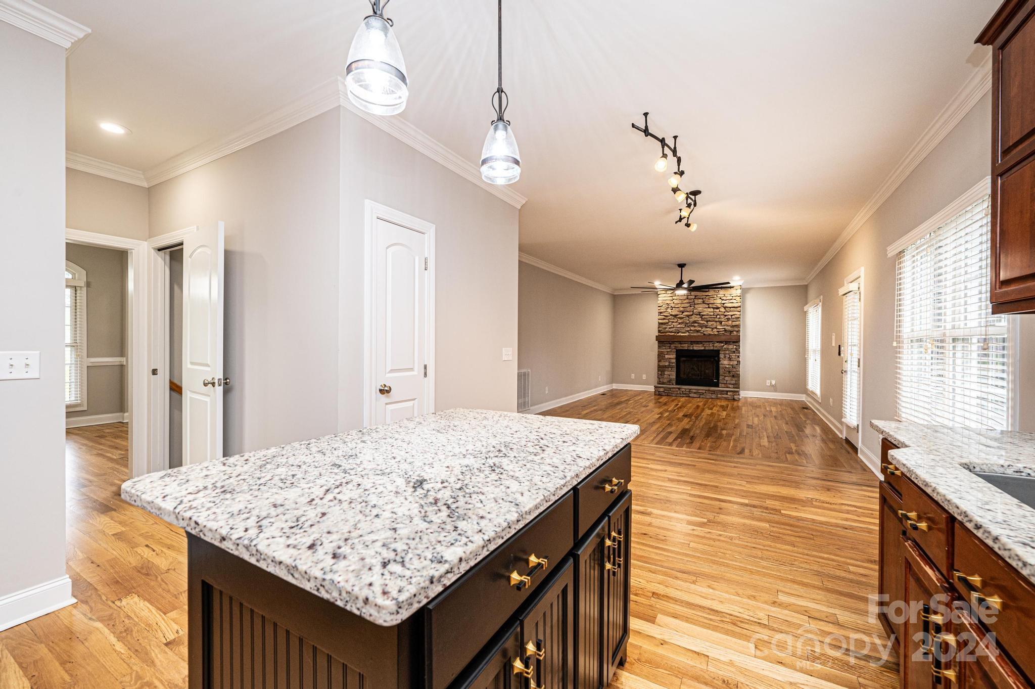1021 38th Avenue NE 30